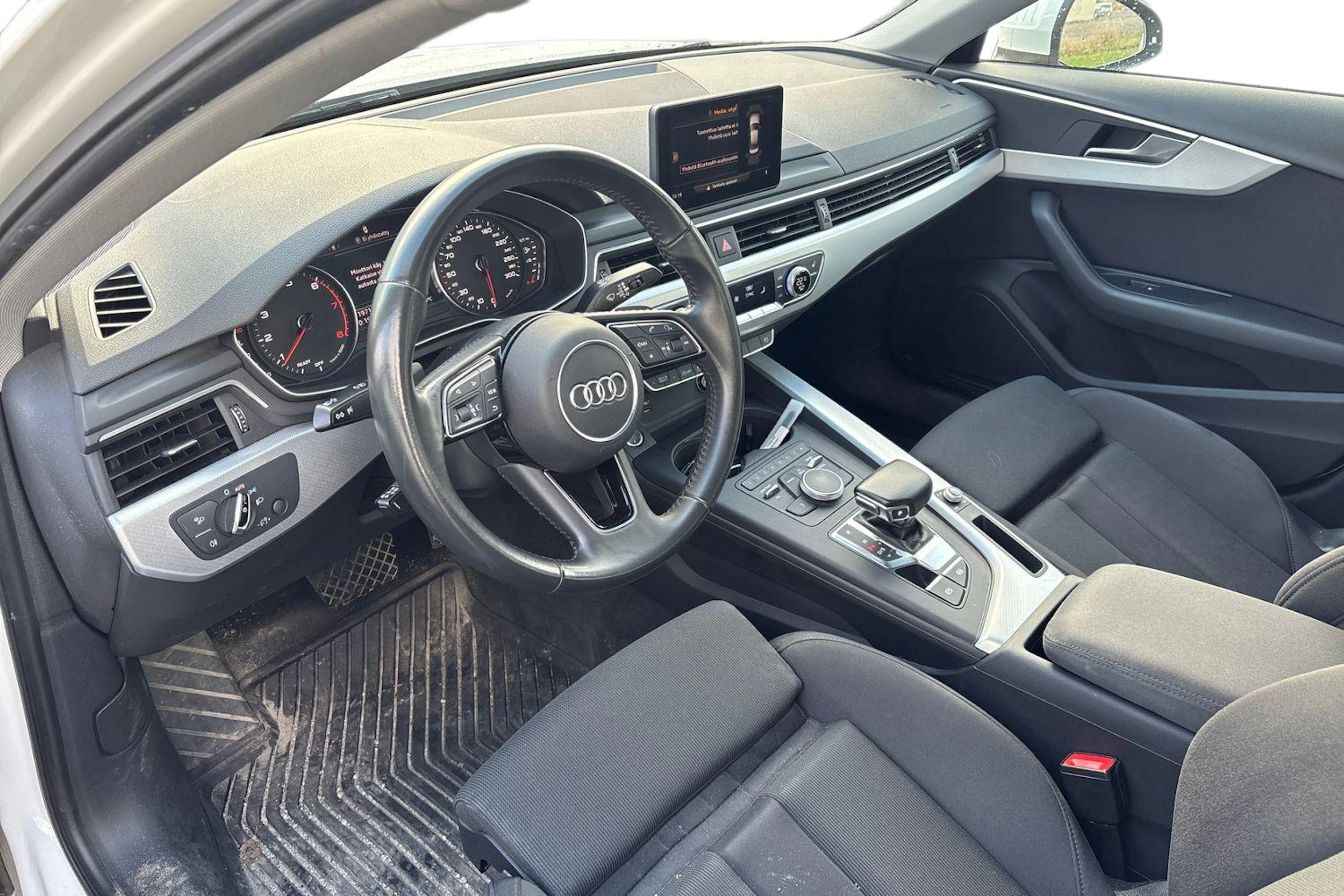 valkoinen Audi A4 2018 kuva 3.