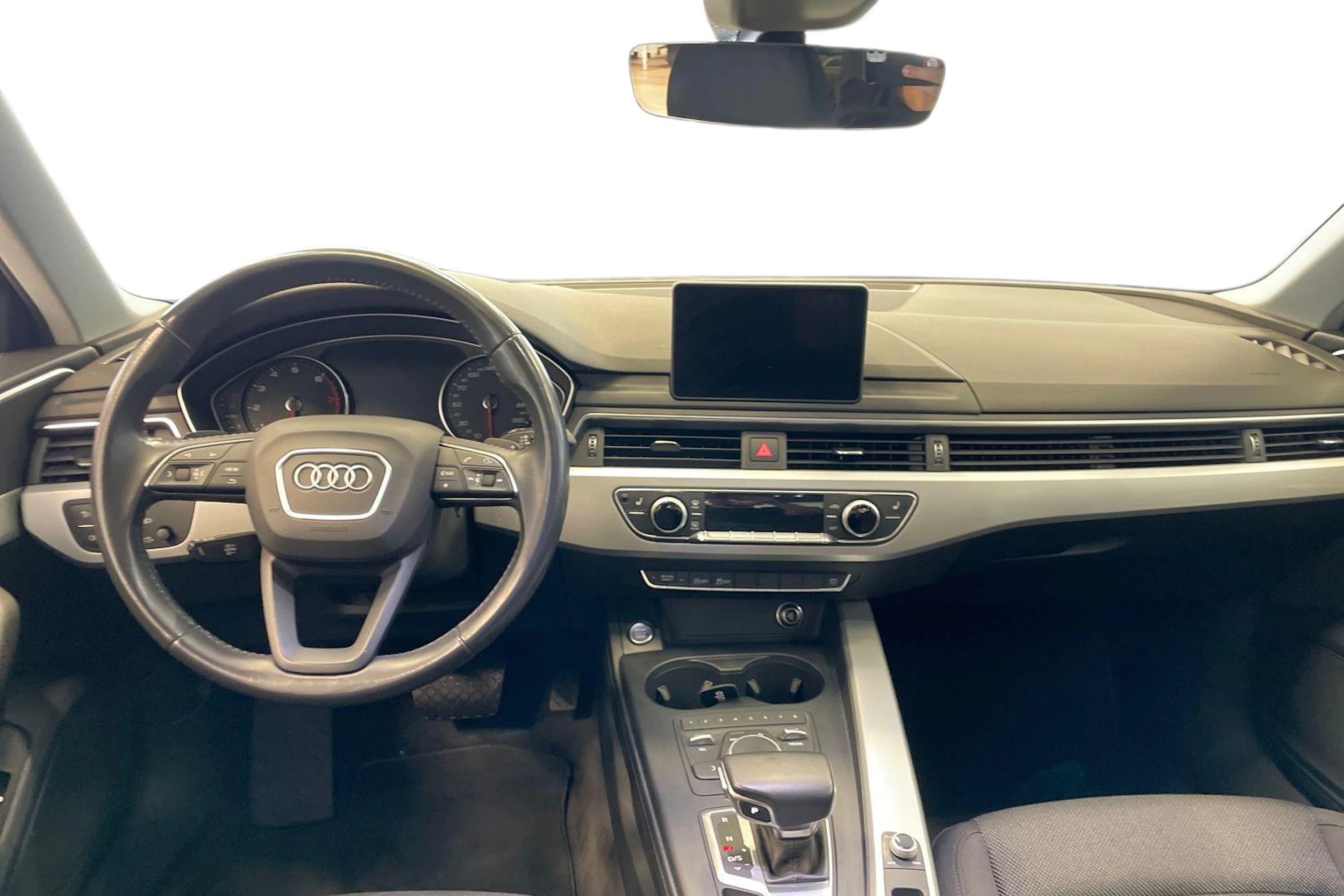 valkoinen Audi A4 2018 kuva 7.