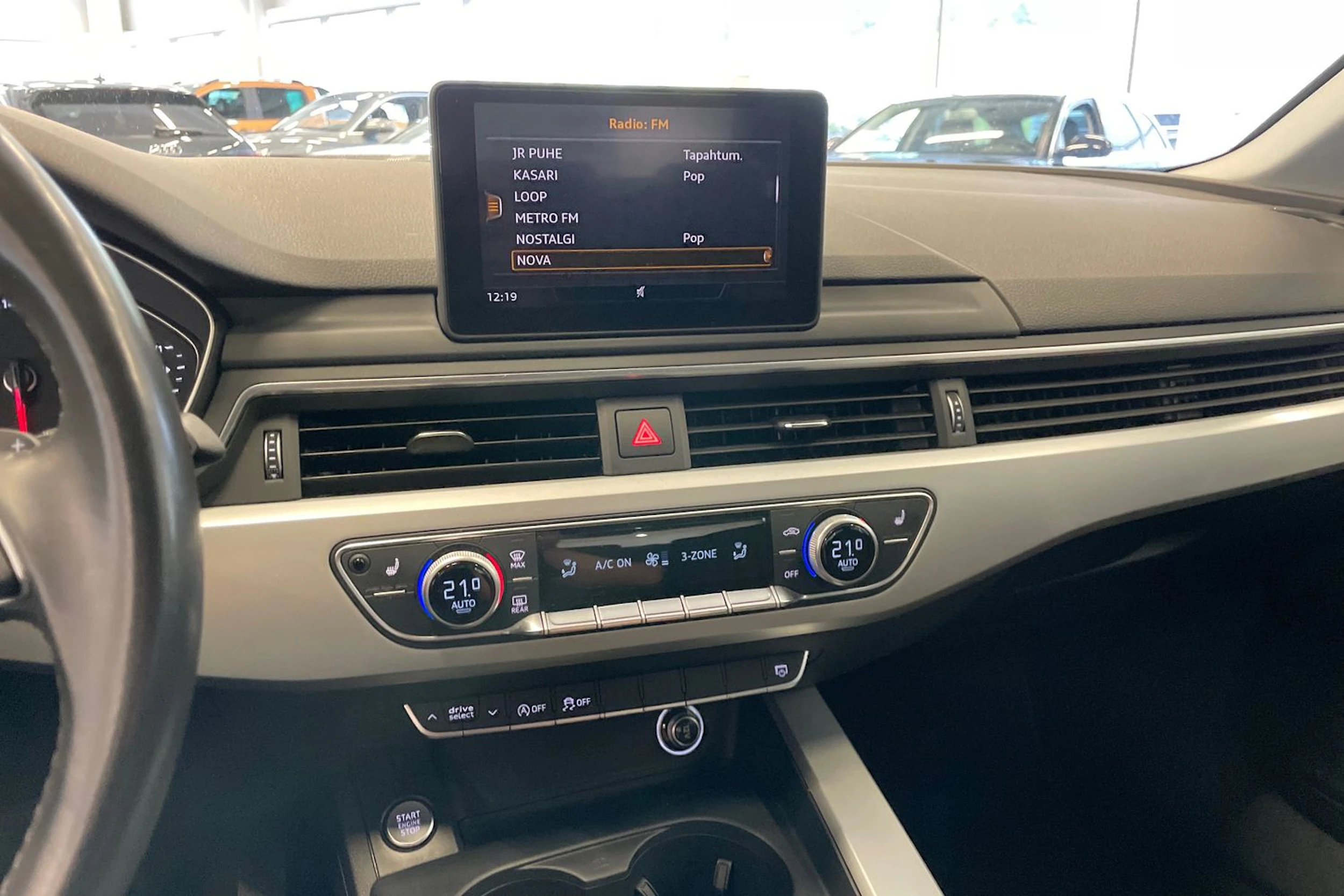 valkoinen Audi A4 2018 kuva 12.