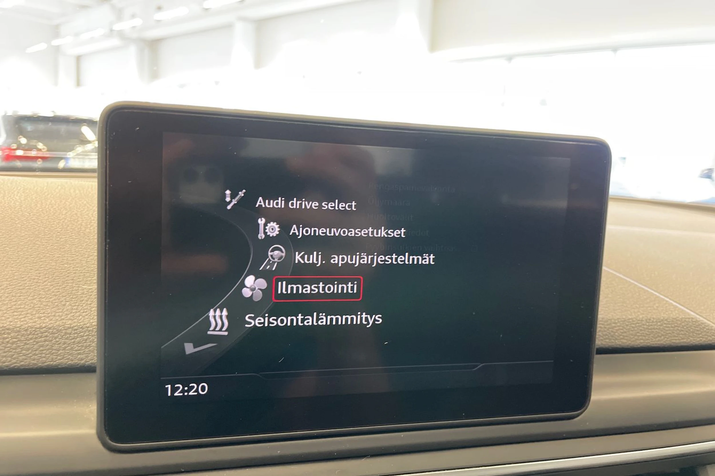 valkoinen Audi A4 2018 kuva 14.