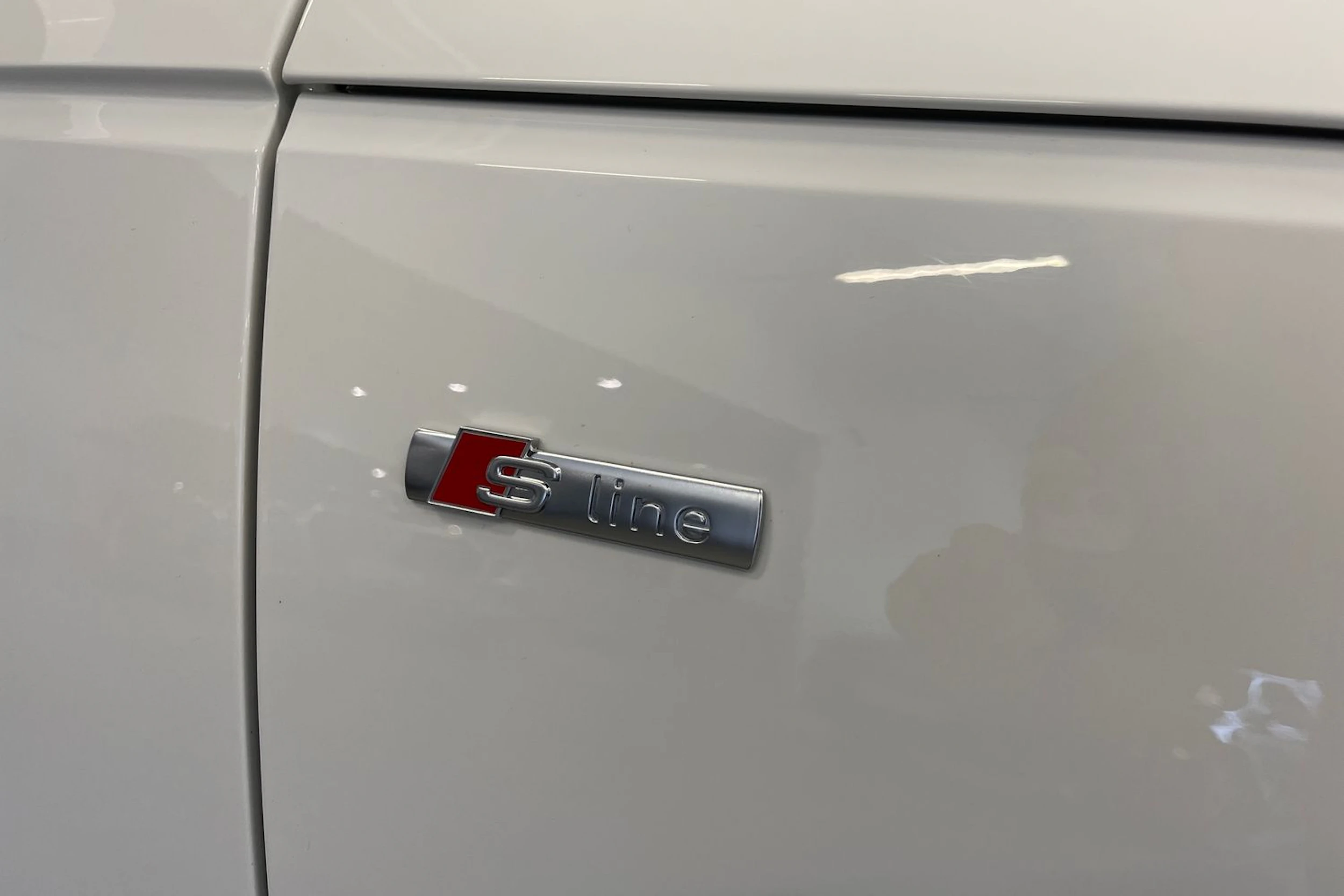 valkoinen Audi A4 2018 kuva 16.