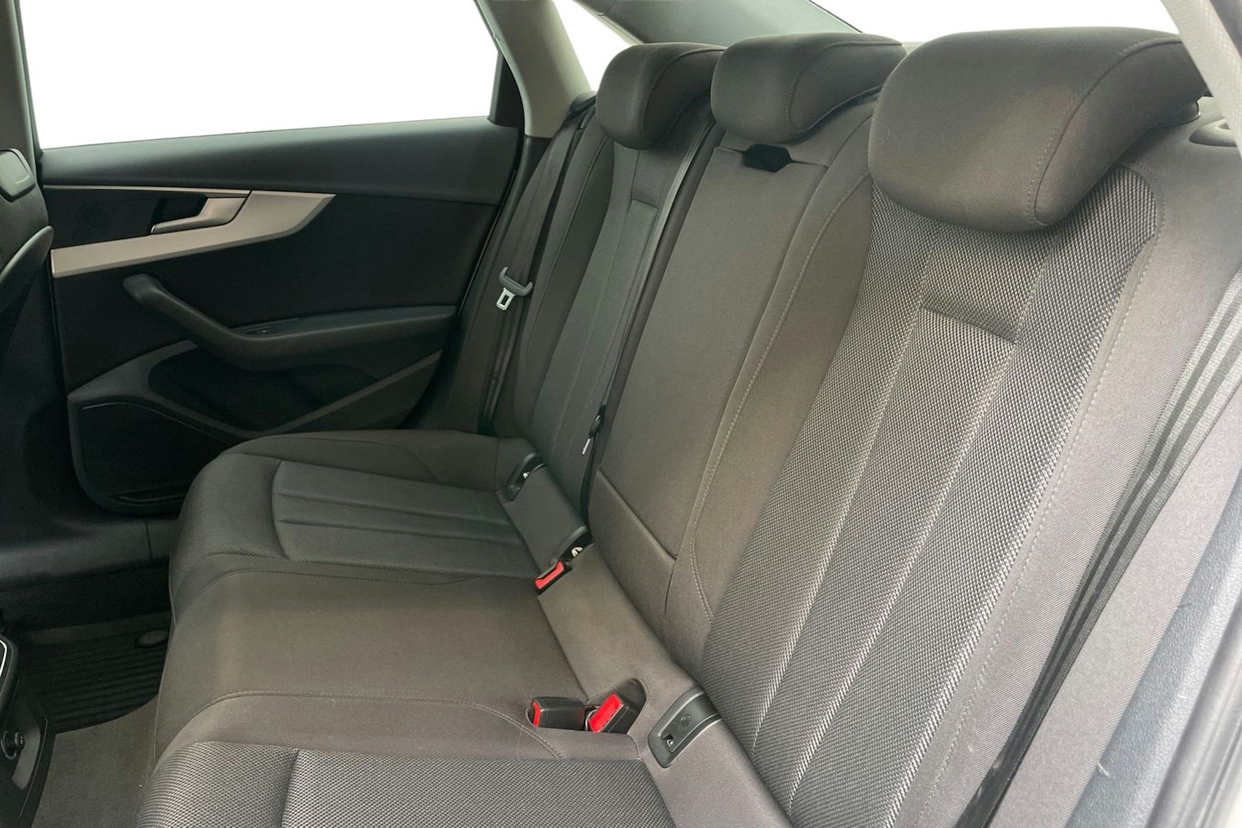 valkoinen Audi A4 2018 kuva 10.