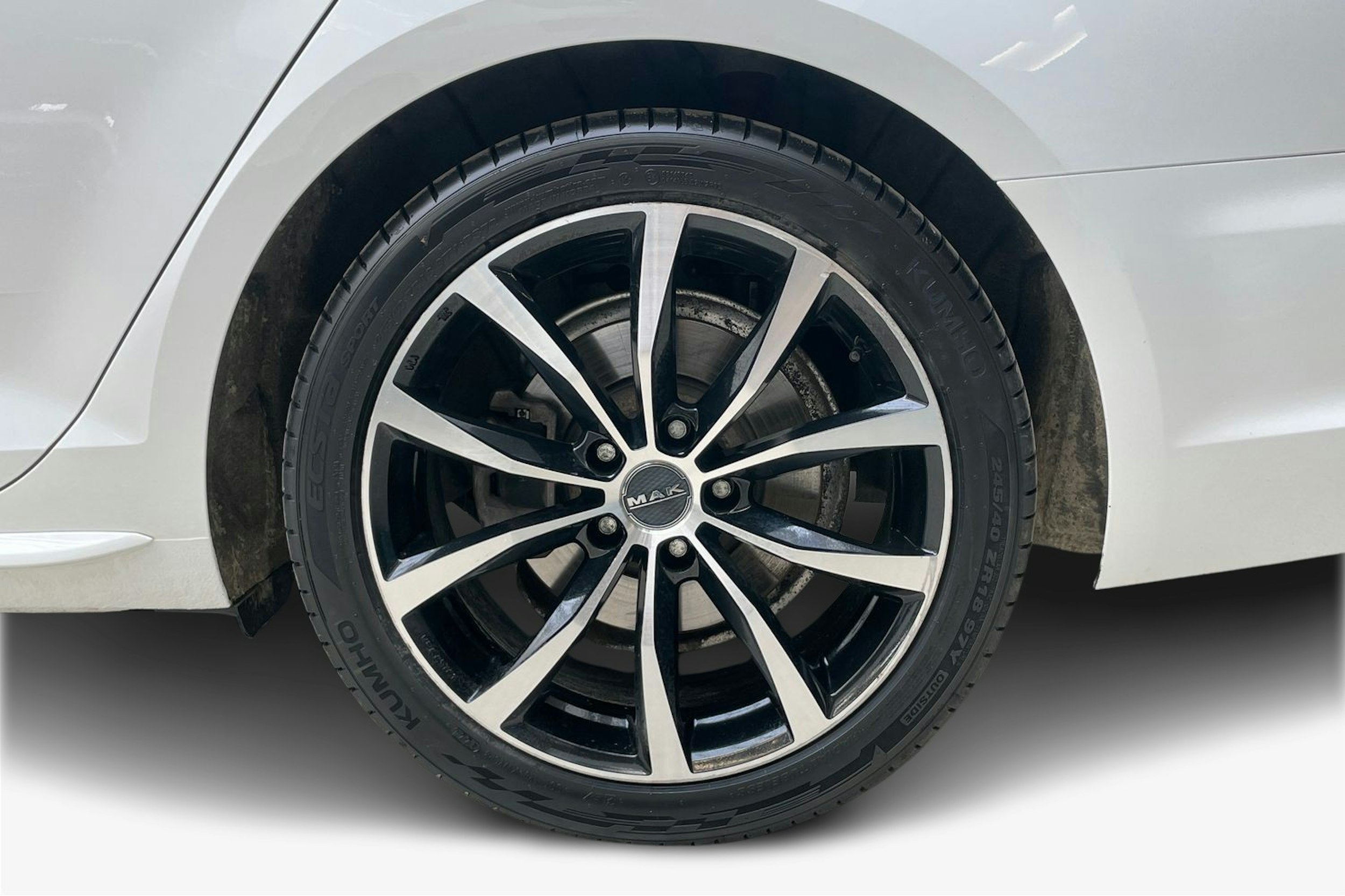 valkoinen Audi A4 2018 kuva 11.