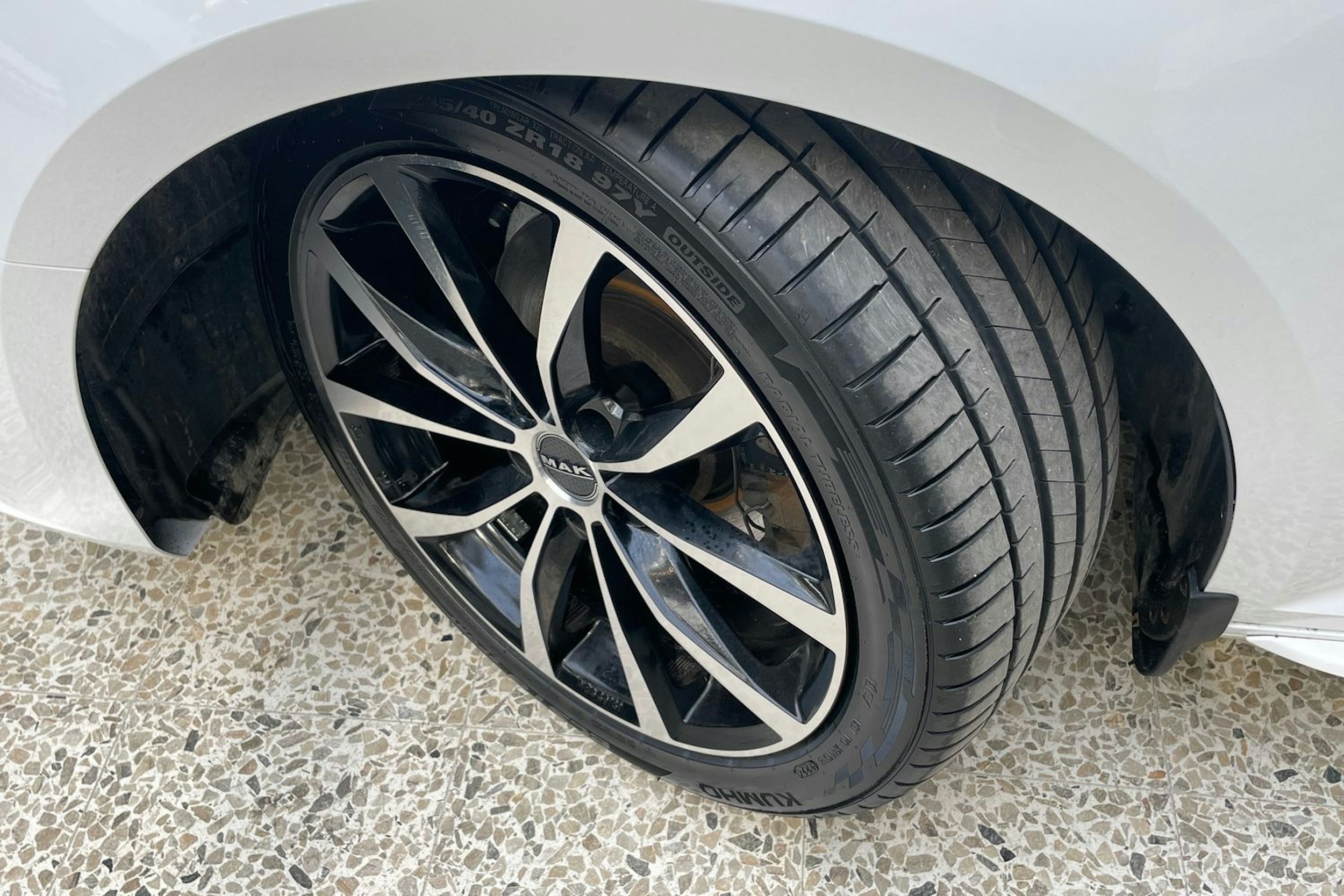 valkoinen Audi A4 2018 kuva 13.