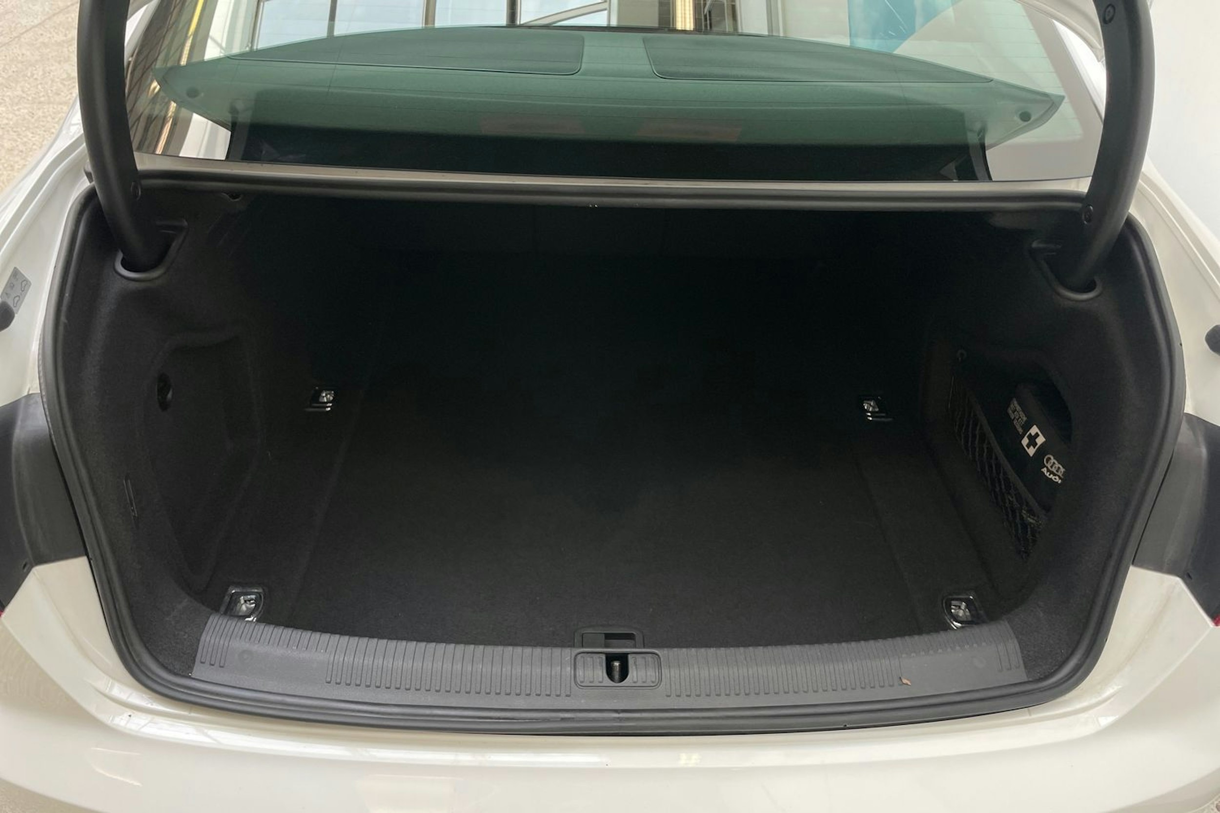 valkoinen Audi A4 2018 kuva 14.