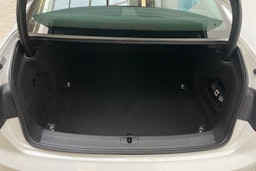 valkoinen Audi A4 2018 kuva 14.