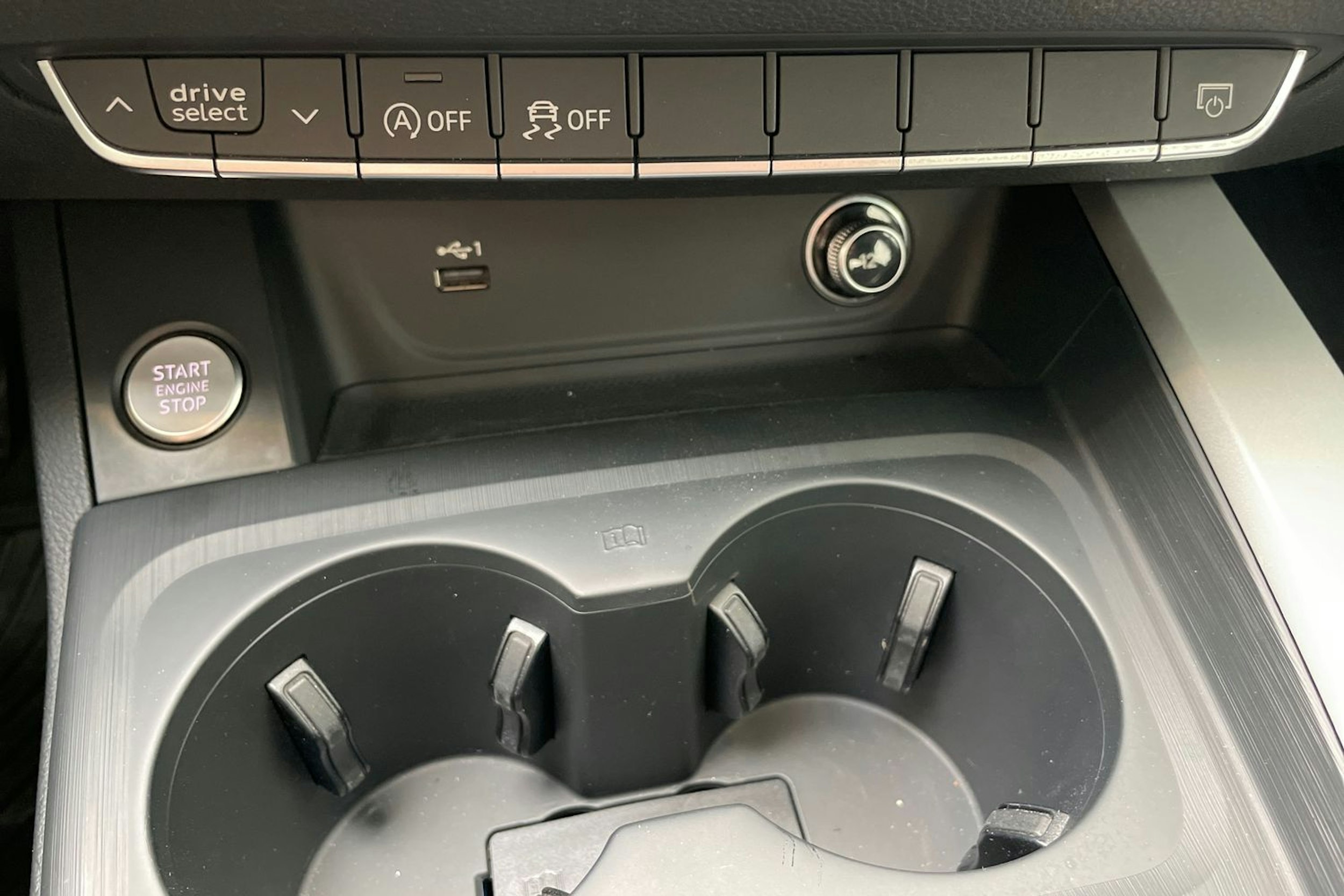 valkoinen Audi A4 2018 kuva 28.