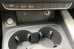 valkoinen Audi A4 2018 kuva 28.