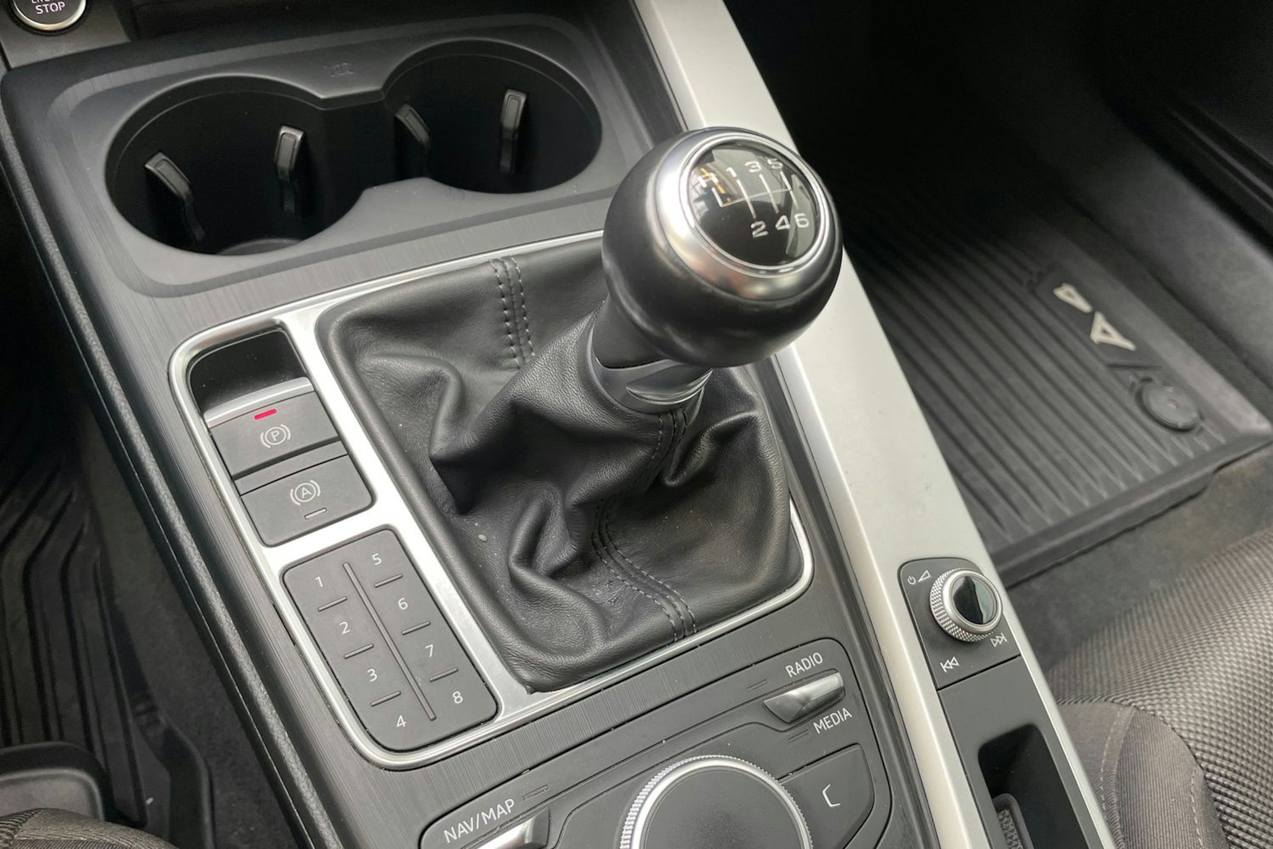 valkoinen Audi A4 2018 kuva 29.