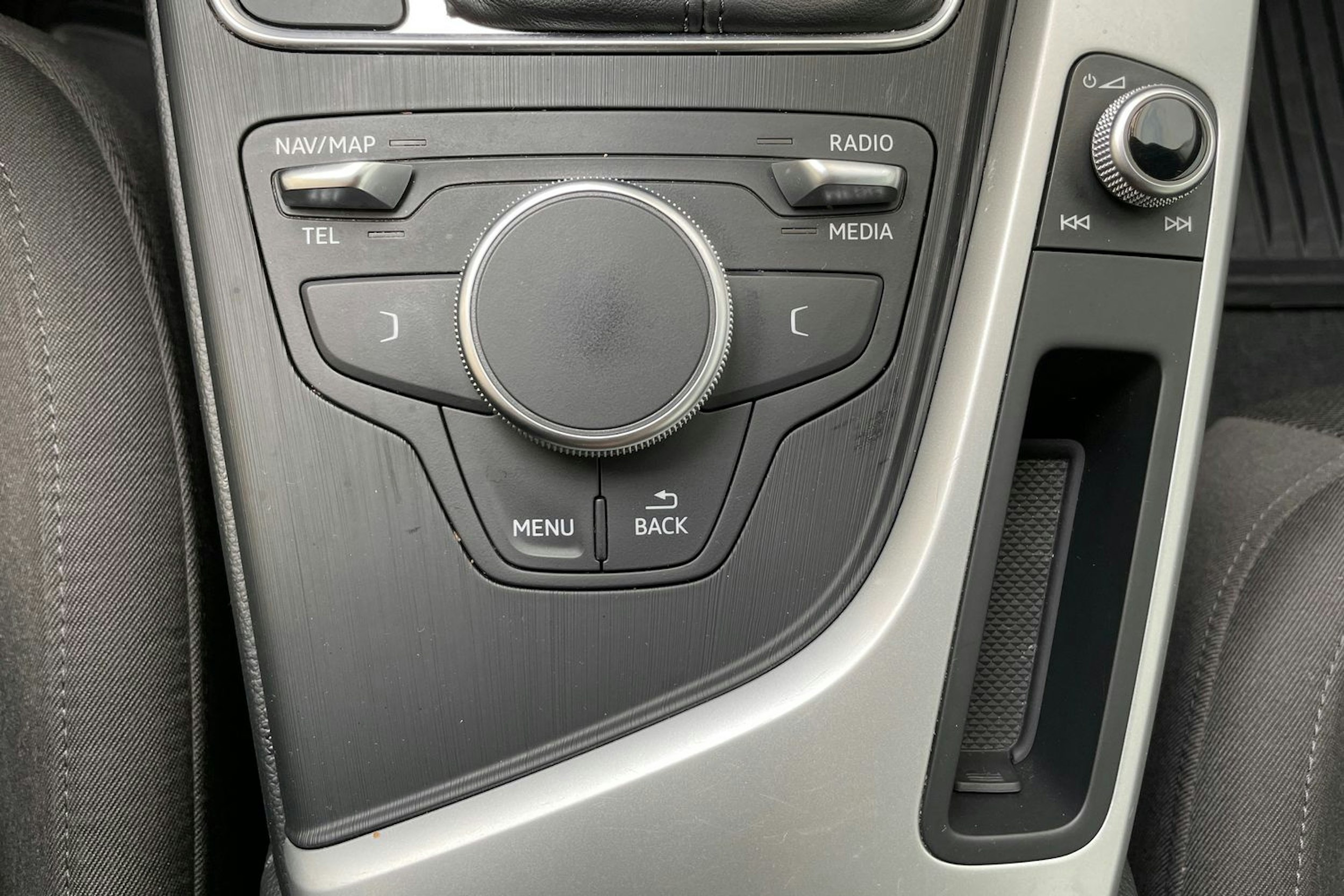 valkoinen Audi A4 2018 kuva 30.