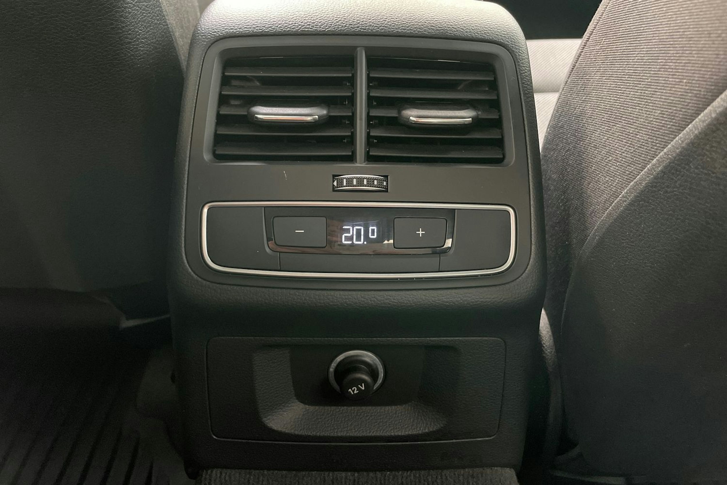 valkoinen Audi A4 2018 kuva 32.