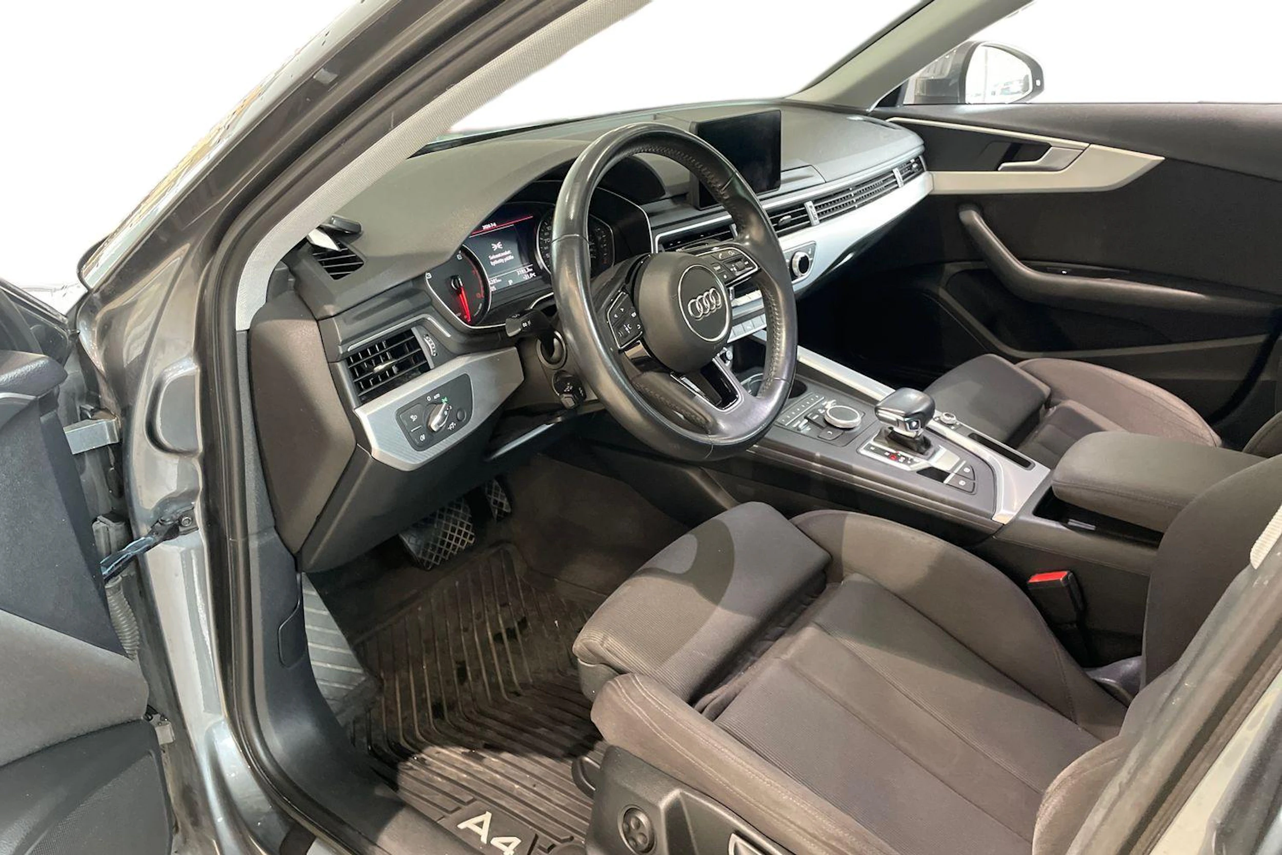 harmaa Audi A4 2018 kuva 3.