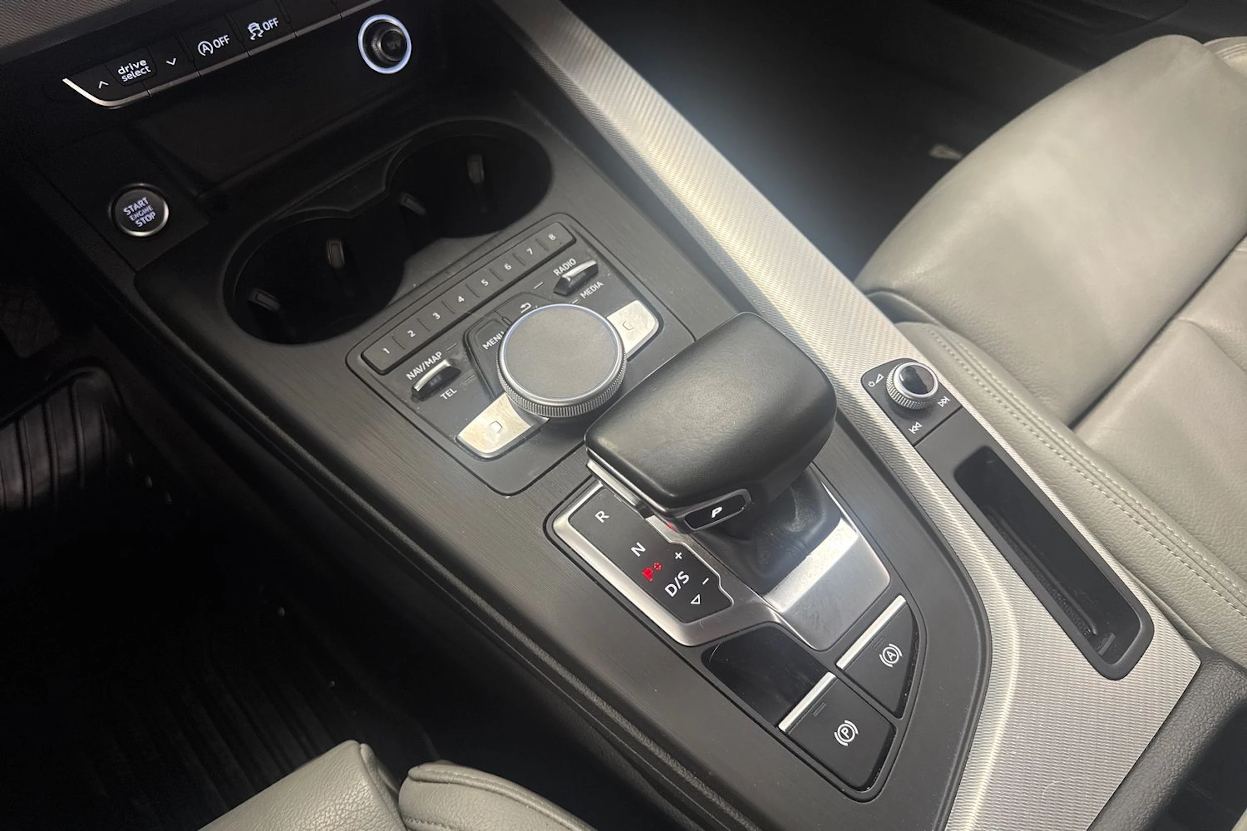 harmaa Audi A4 2018 kuva 25.