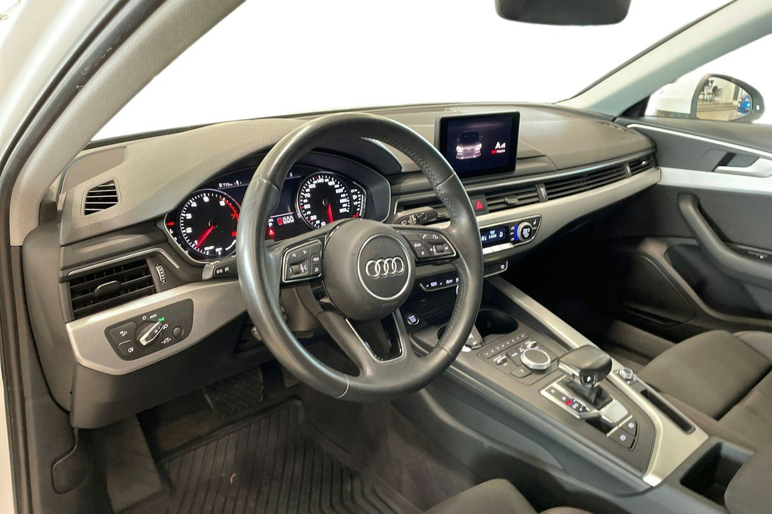 valkoinen Audi A4 2018 kuva 7.