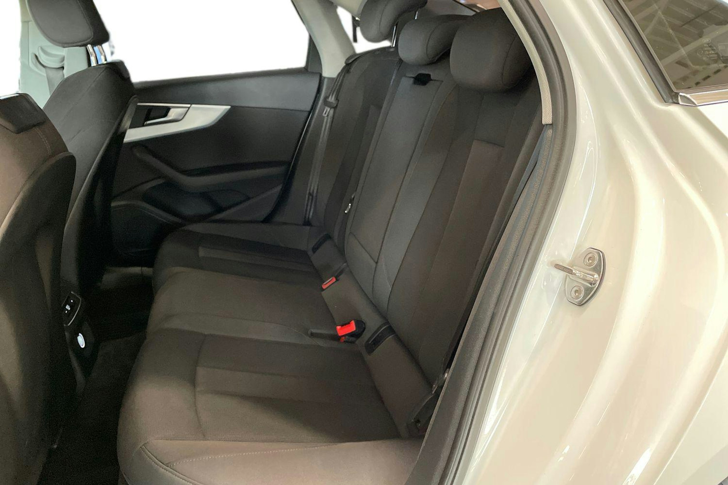 valkoinen Audi A4 2018 kuva 10.