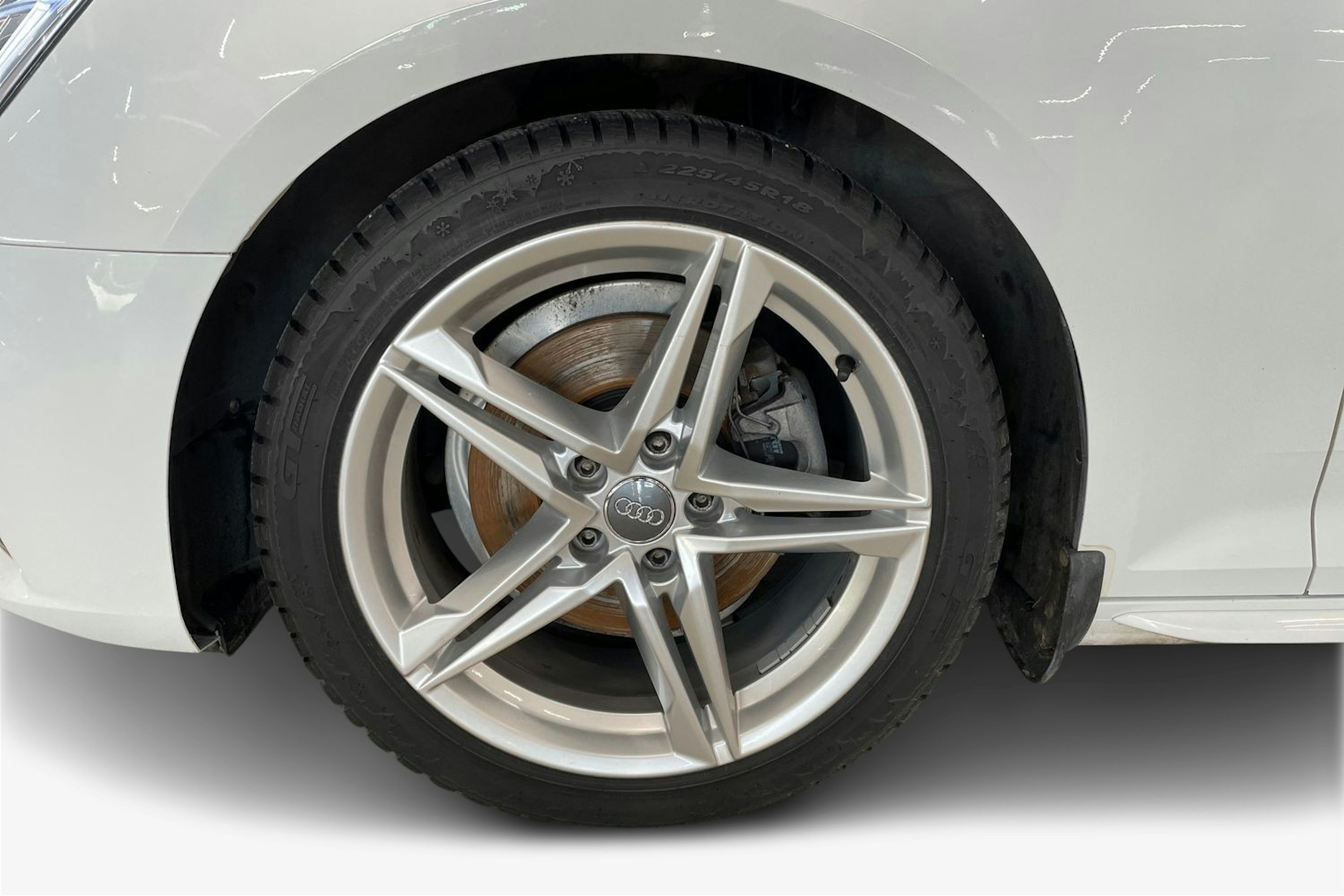 valkoinen Audi A4 2018 kuva 11.