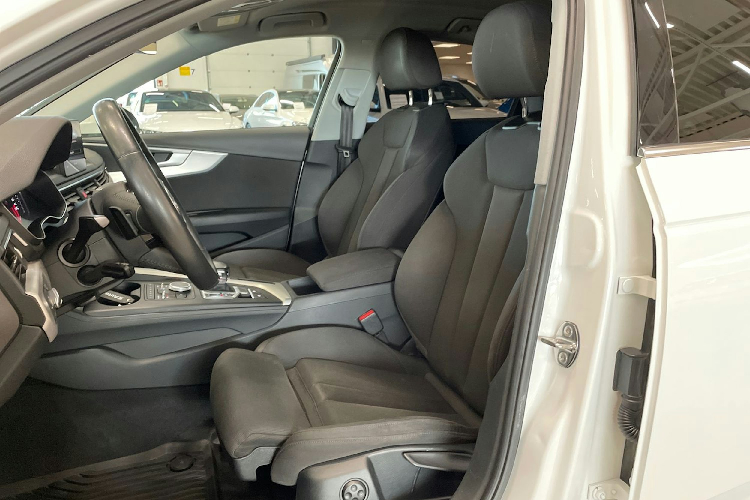 valkoinen Audi A4 2018 kuva 14.