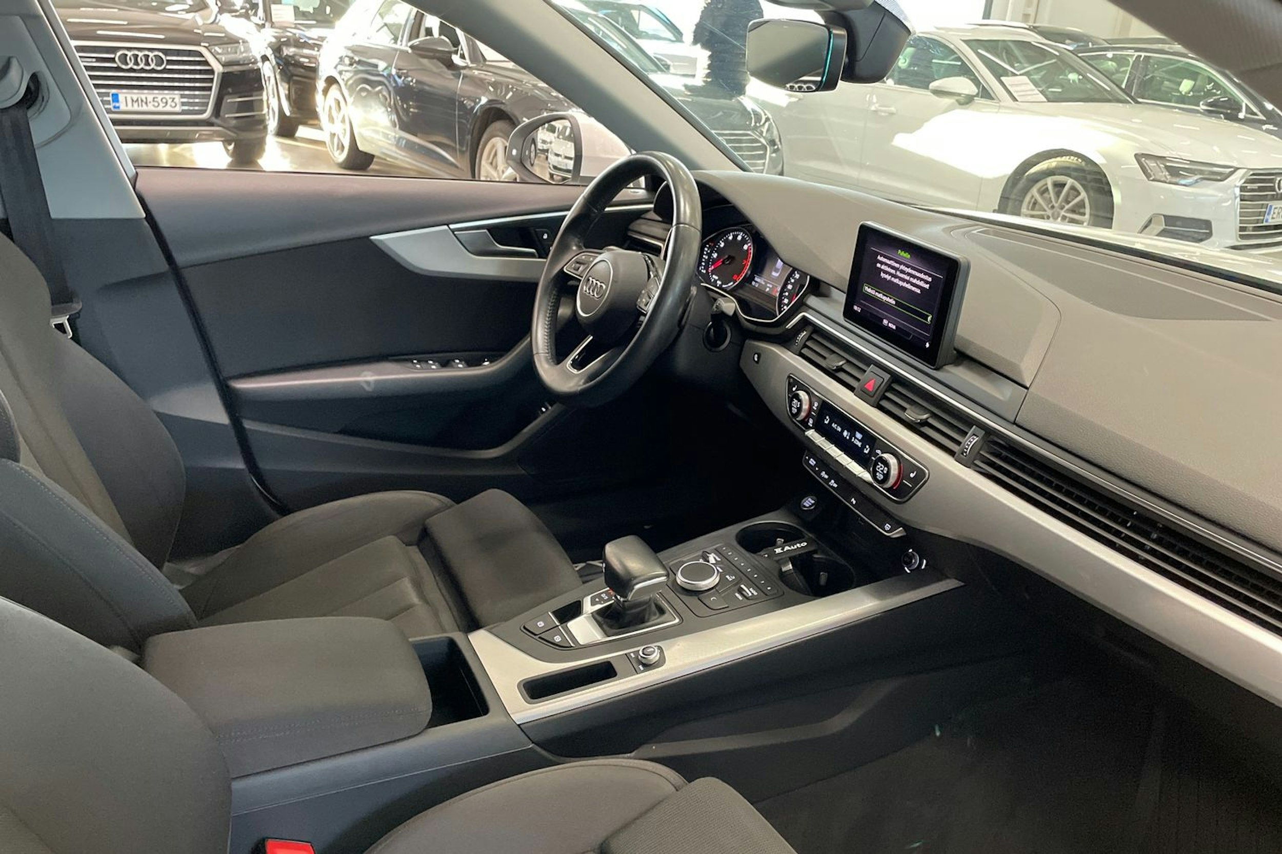 valkoinen Audi A4 2018 kuva 15.