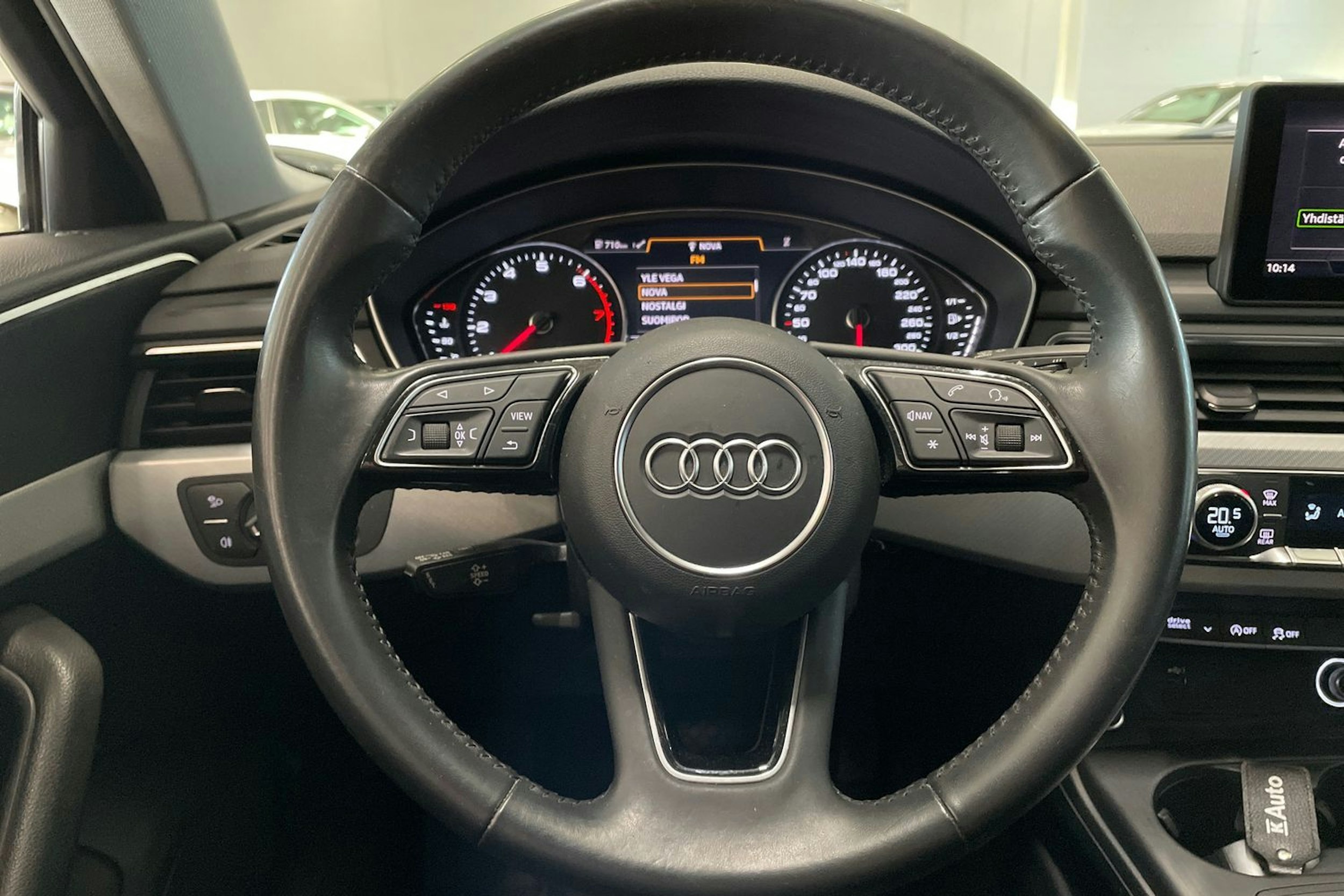 valkoinen Audi A4 2018 kuva 16.