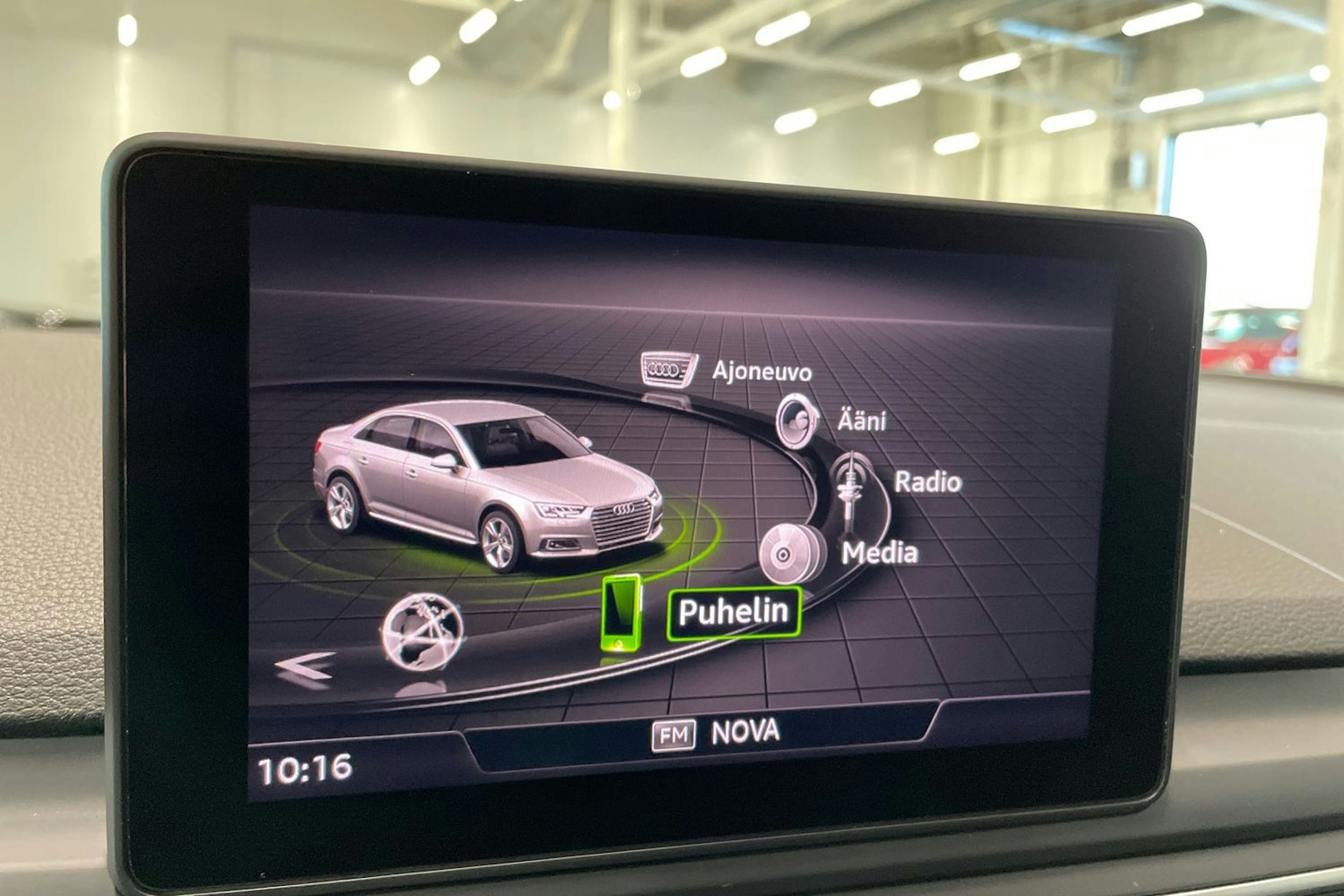 valkoinen Audi A4 2018 kuva 23.