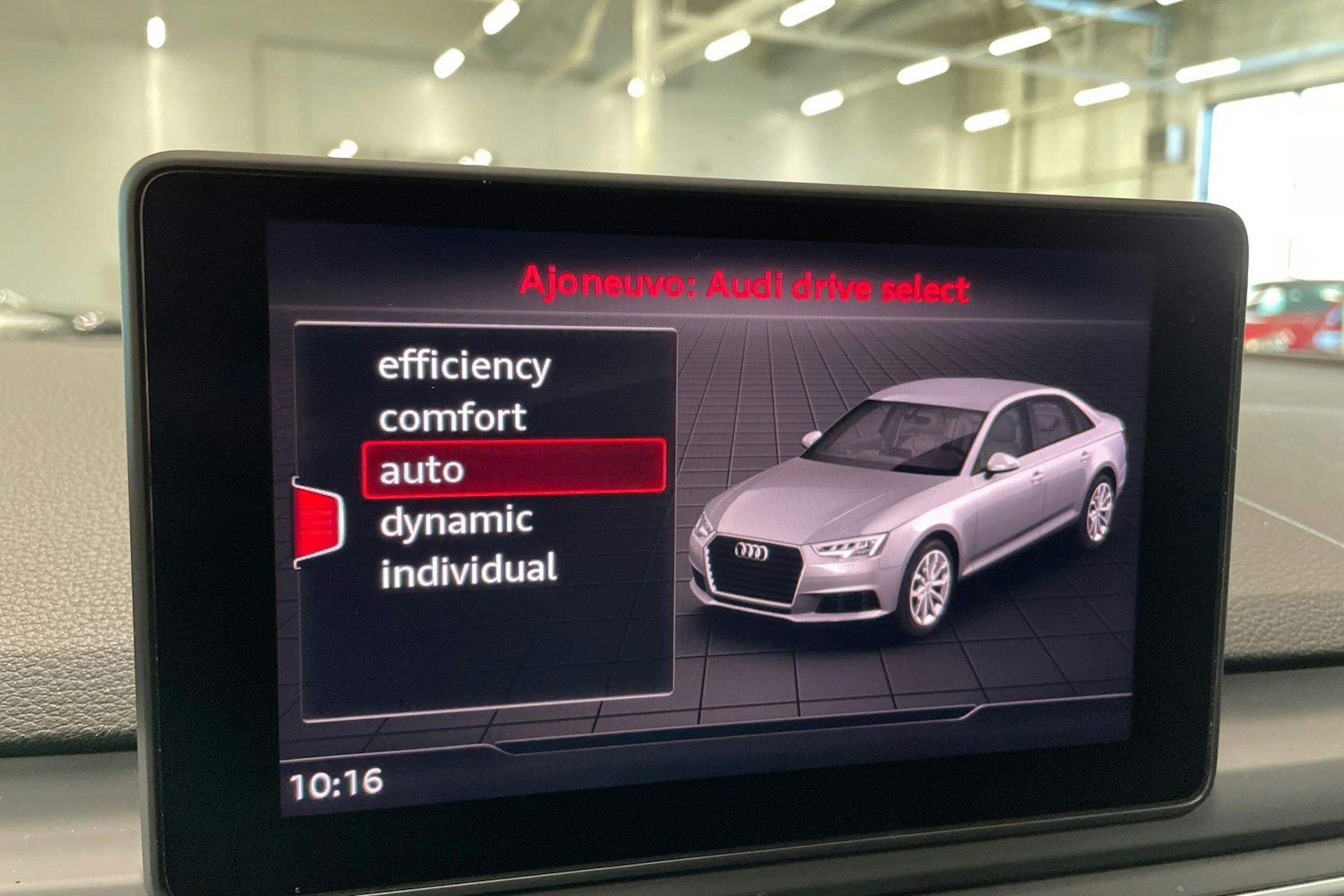 valkoinen Audi A4 2018 kuva 26.