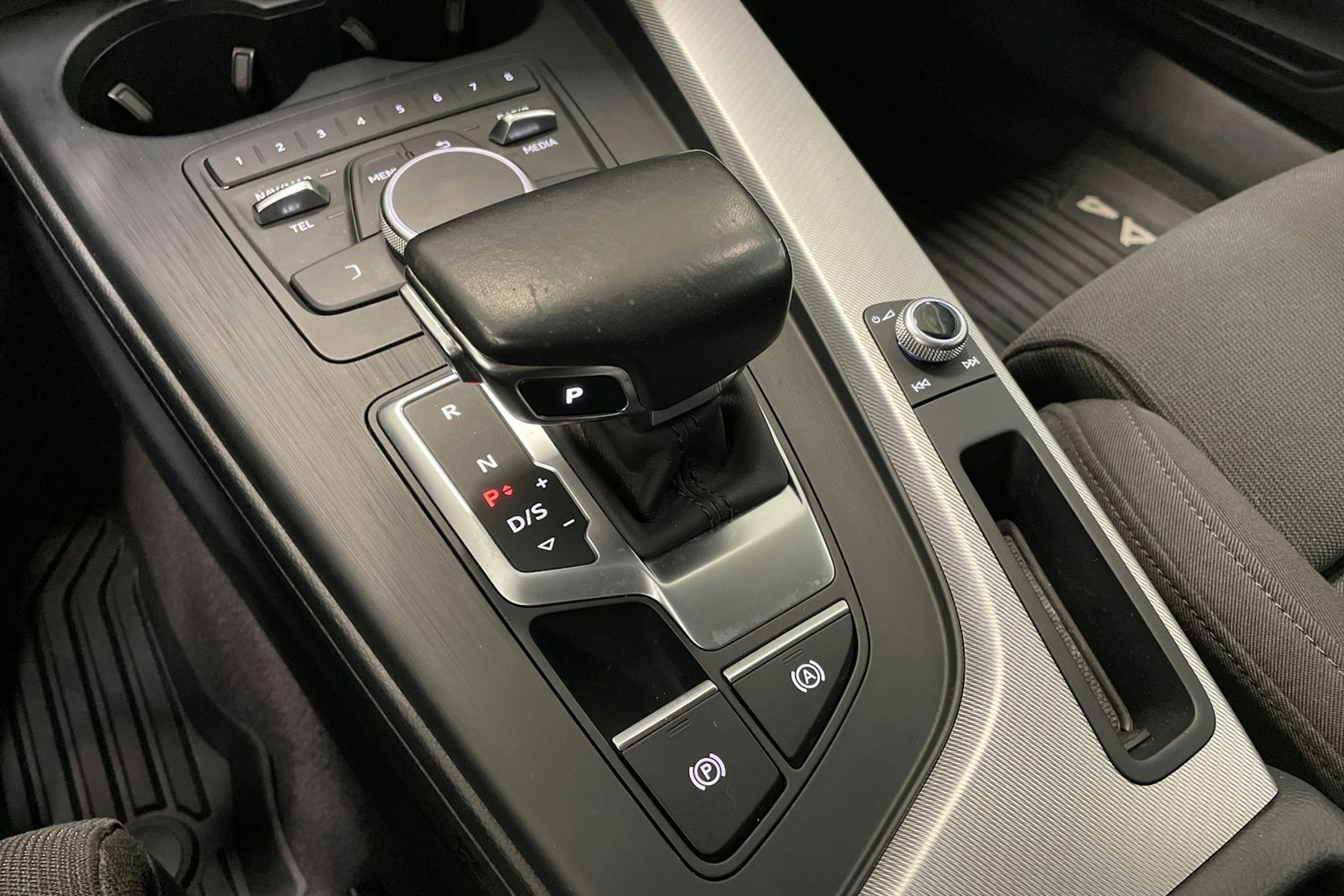 valkoinen Audi A4 2018 kuva 32.