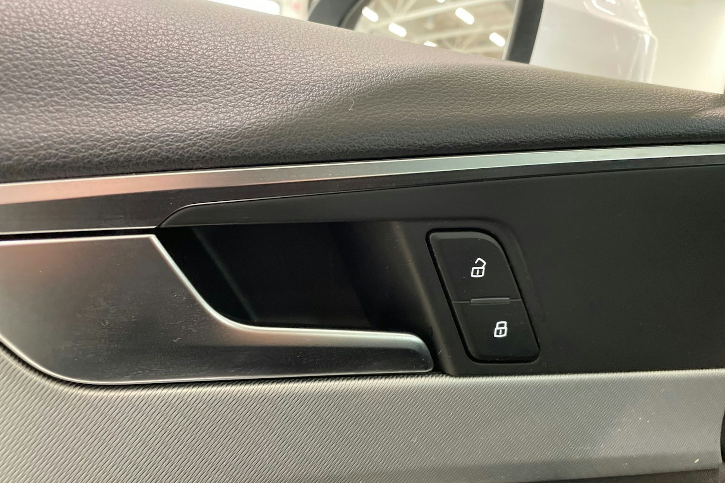 valkoinen Audi A4 2018 kuva 35.