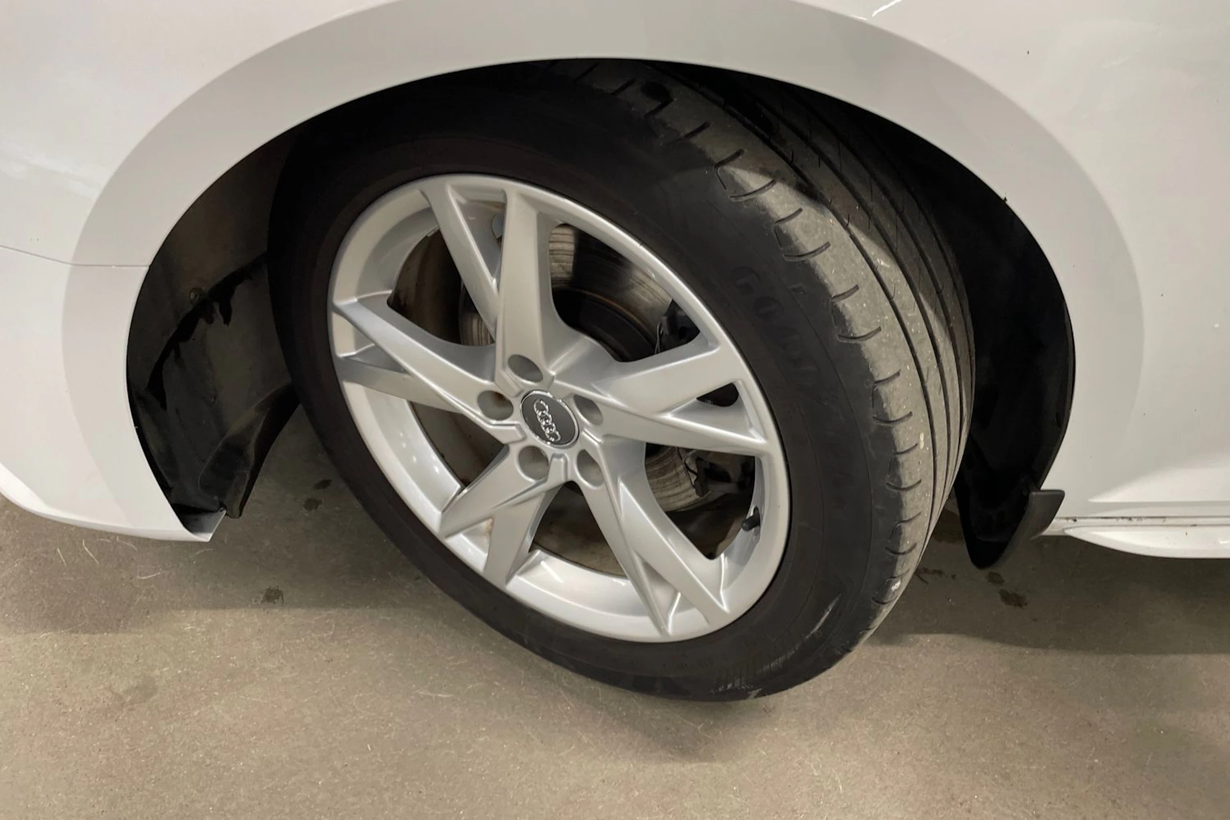 valkoinen Audi A4 2018 kuva 13.