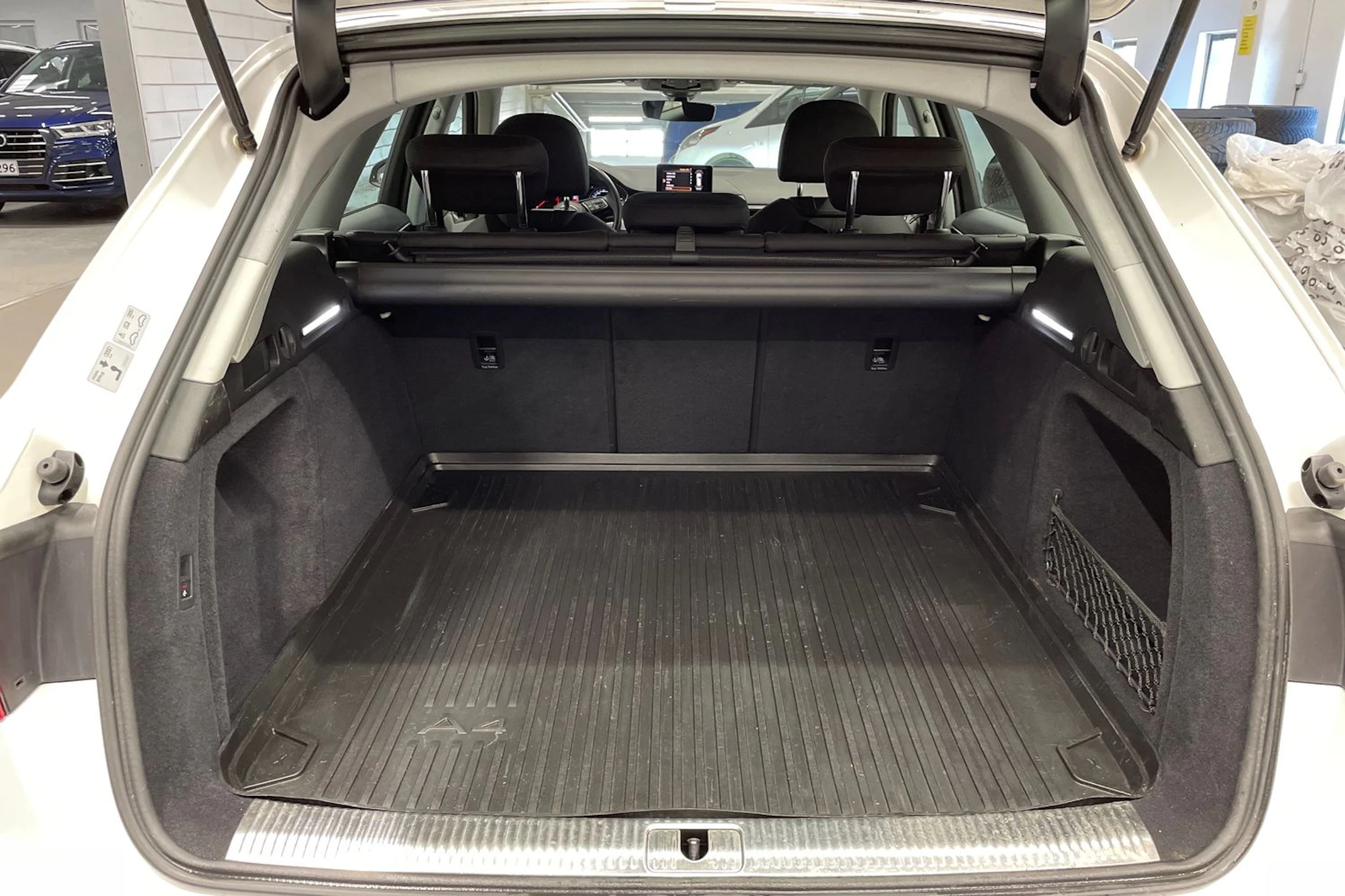 valkoinen Audi A4 2018 kuva 16.