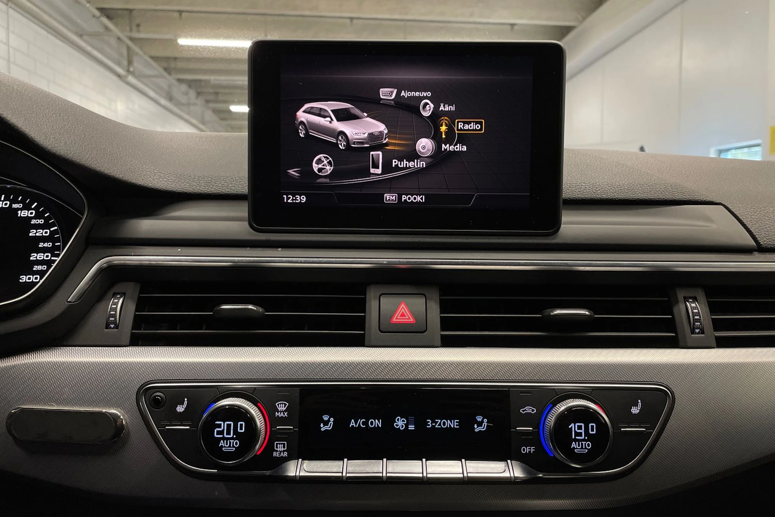 valkoinen Audi A4 2018 kuva 19.