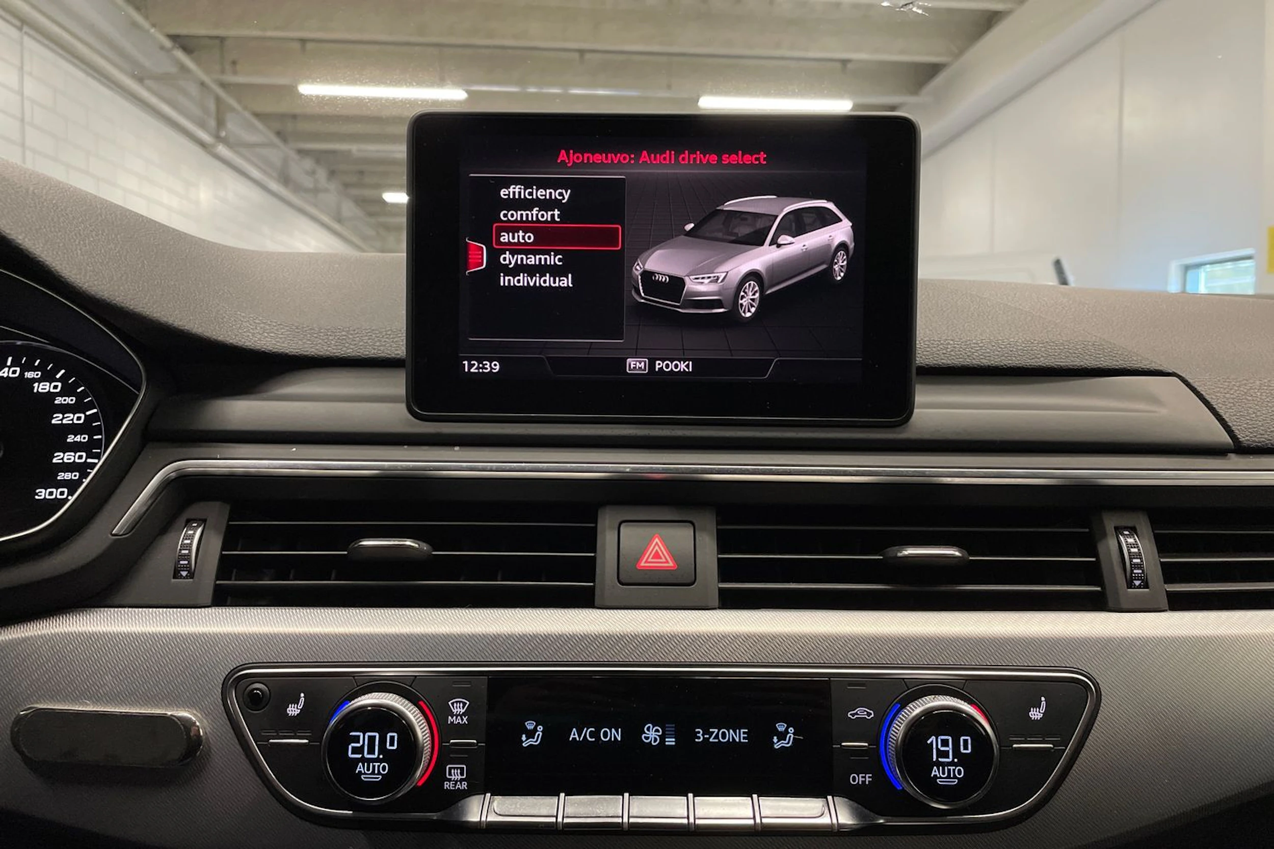 valkoinen Audi A4 2018 kuva 20.