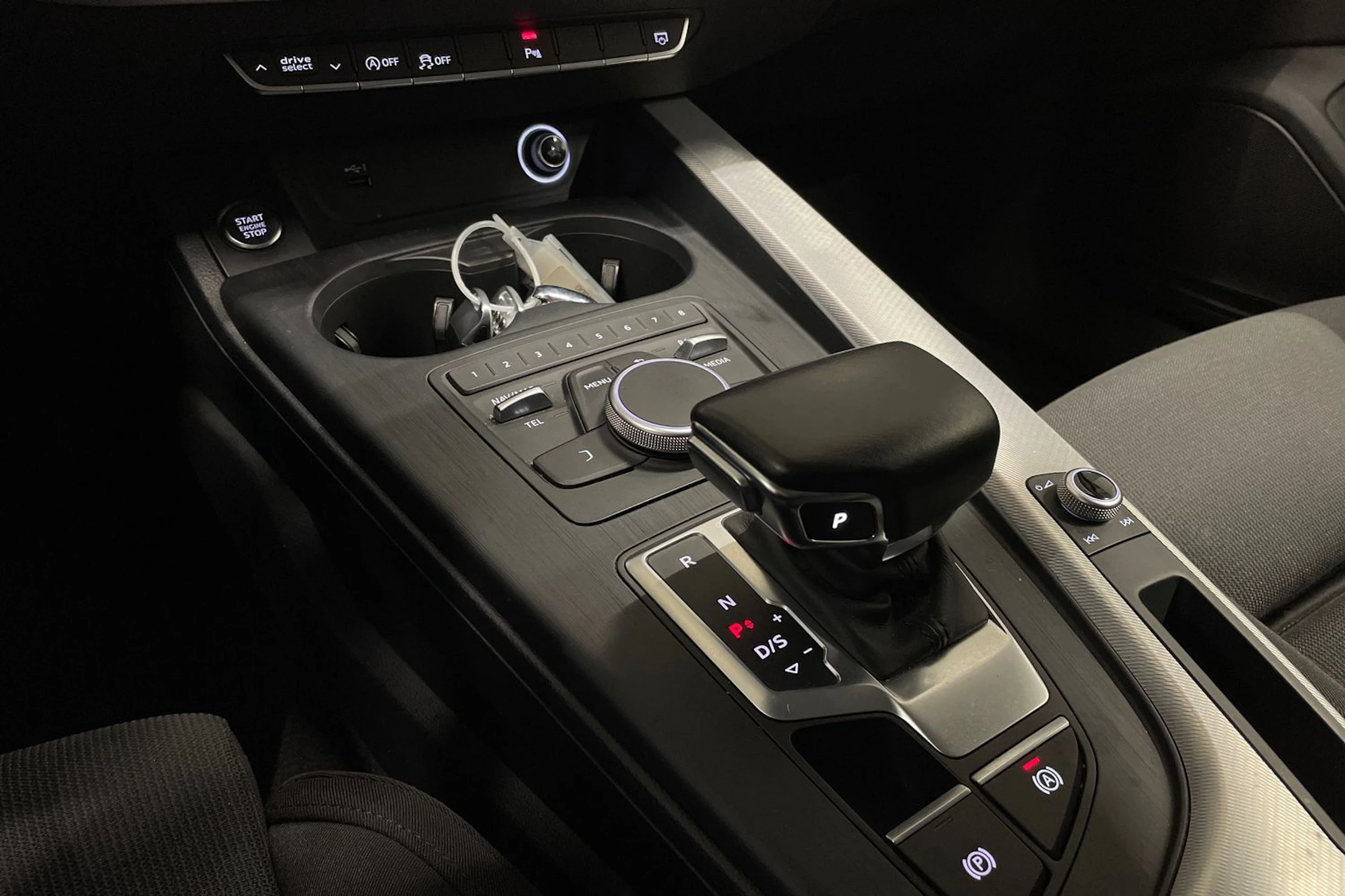 valkoinen Audi A4 2018 kuva 21.