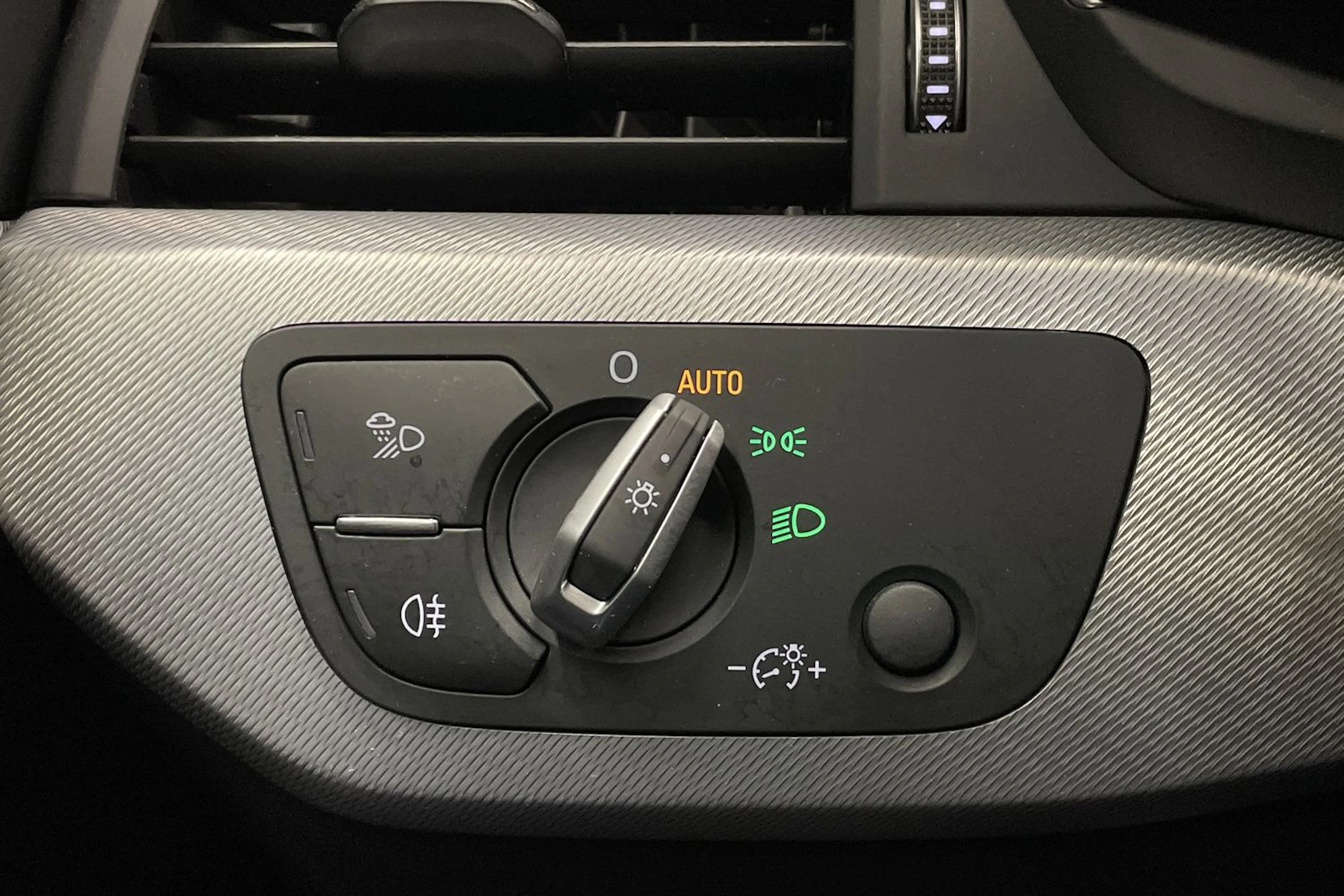 valkoinen Audi A4 2018 kuva 22.