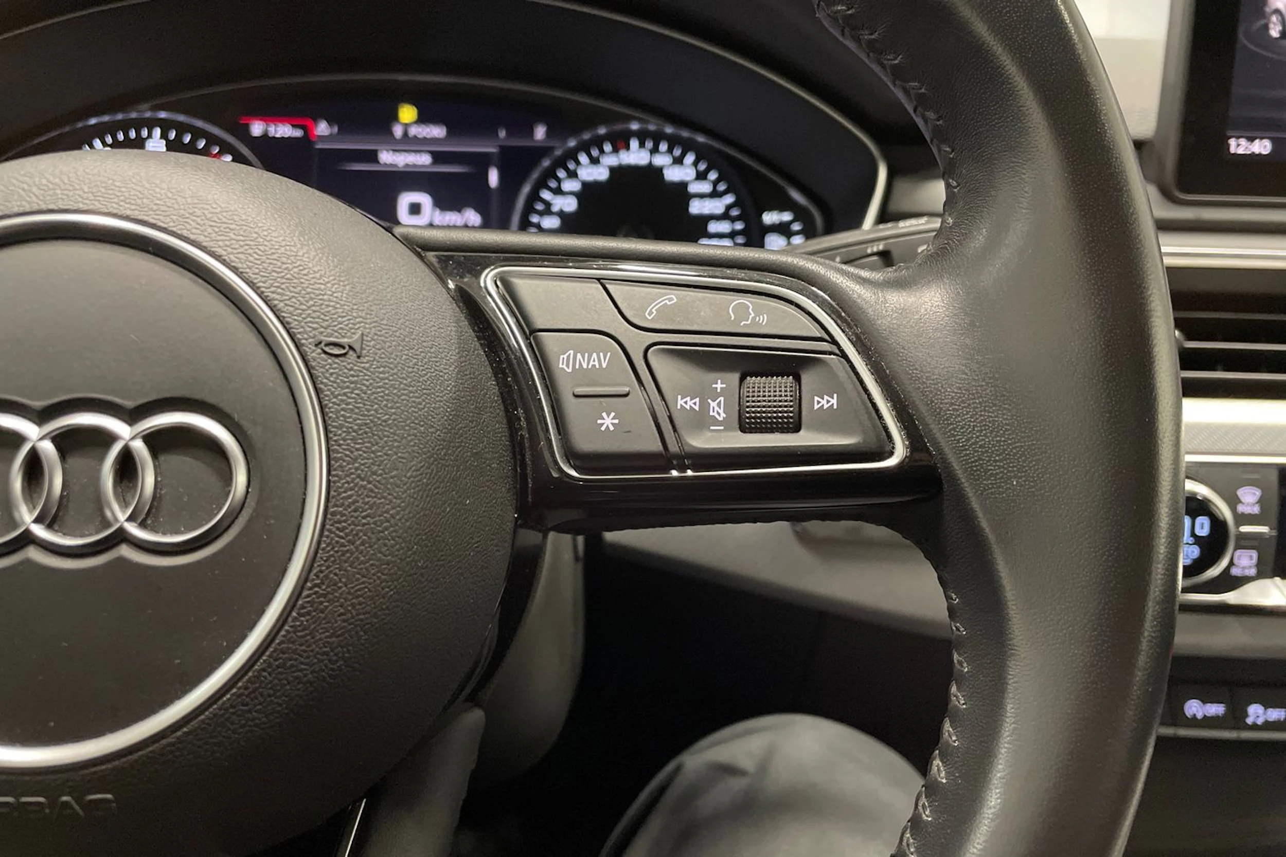 valkoinen Audi A4 2018 kuva 24.