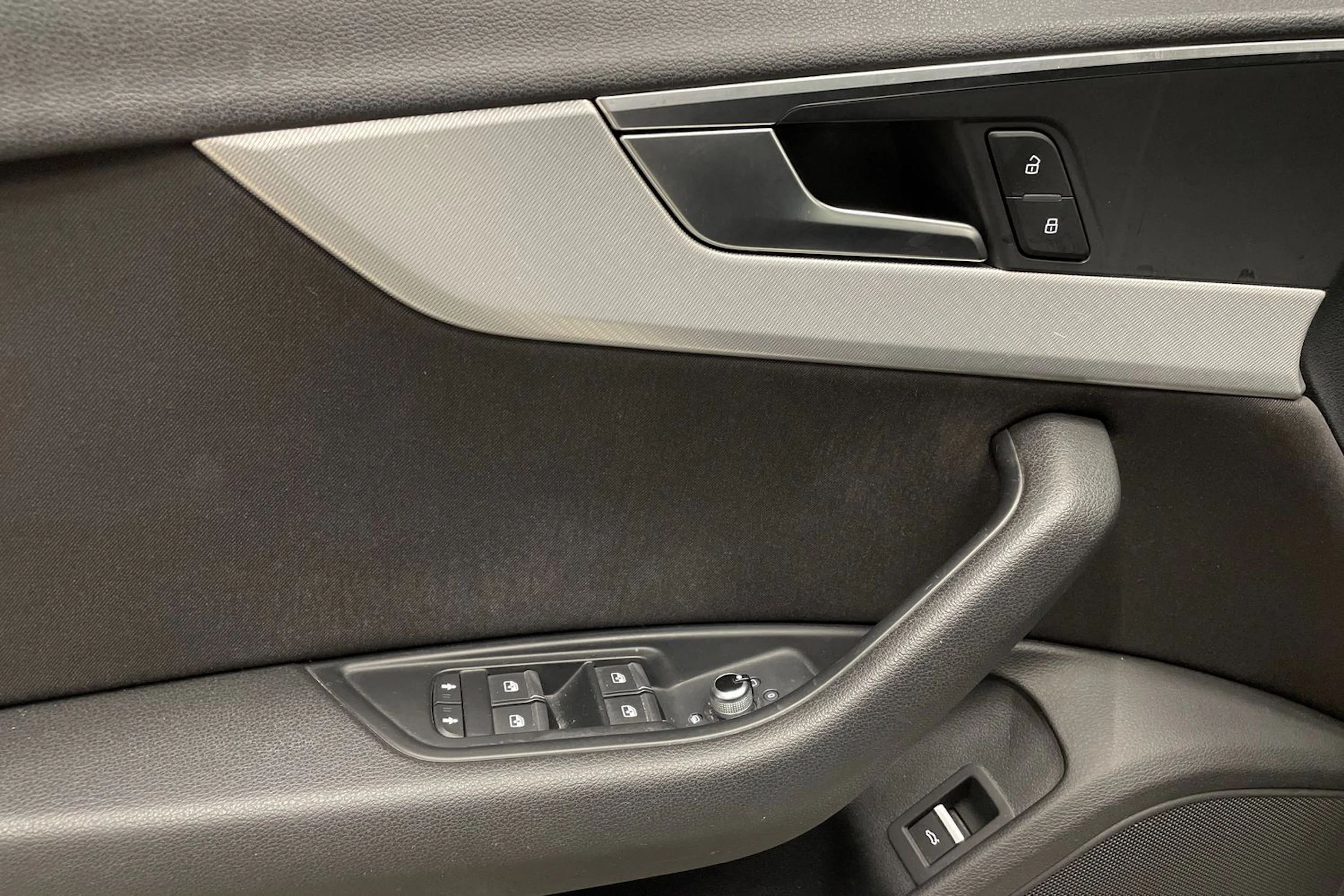 valkoinen Audi A4 2018 kuva 25.