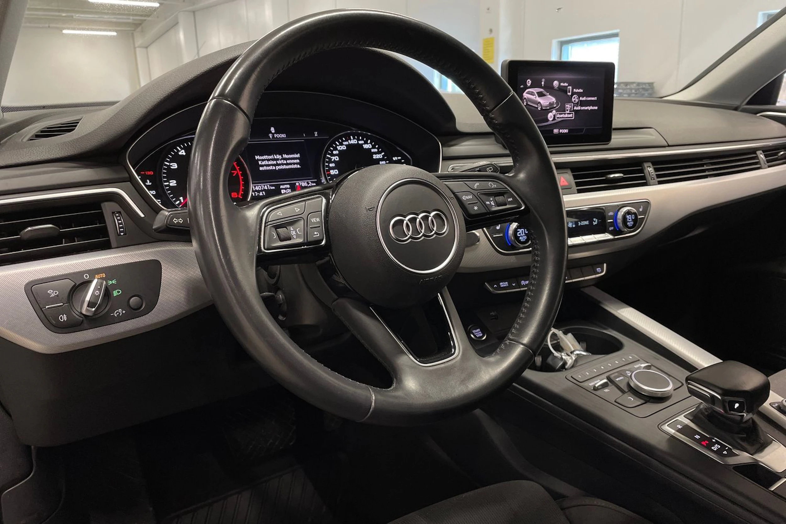 valkoinen Audi A4 2018 kuva 26.