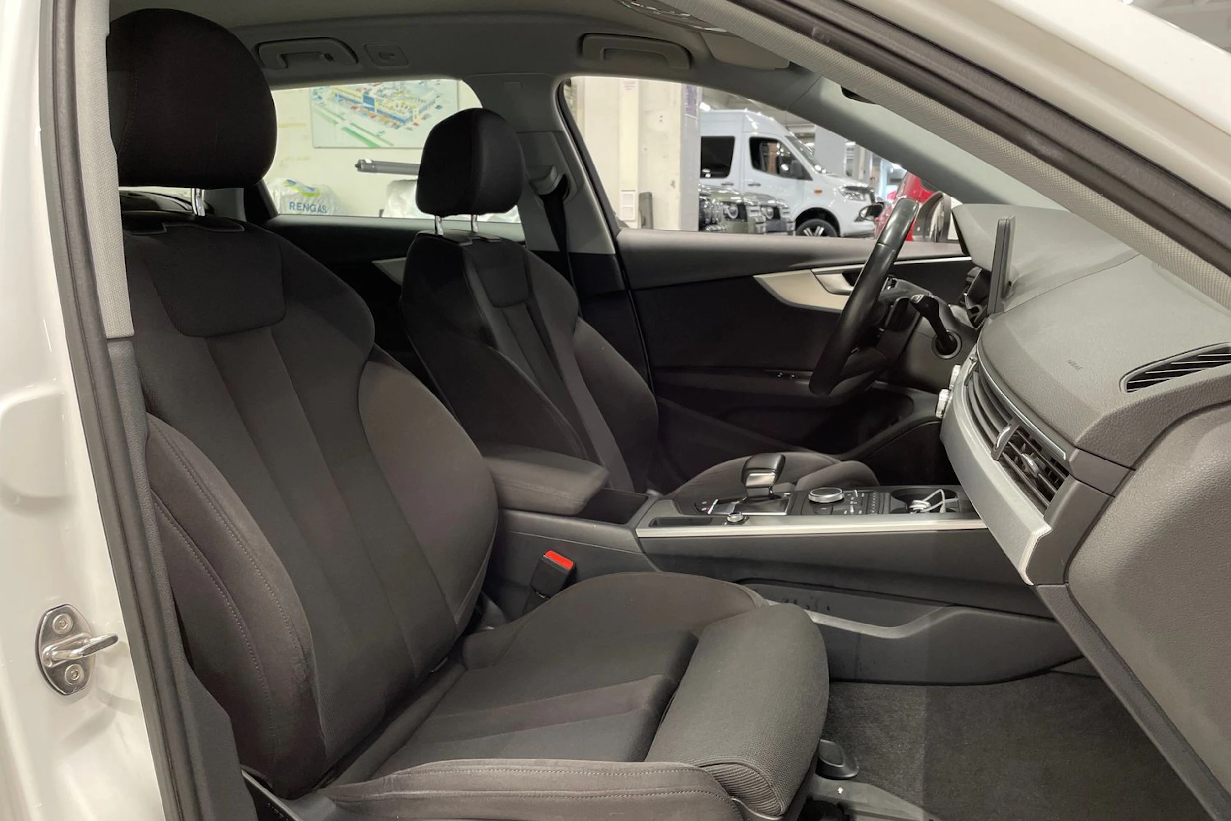 valkoinen Audi A4 2018 kuva 27.