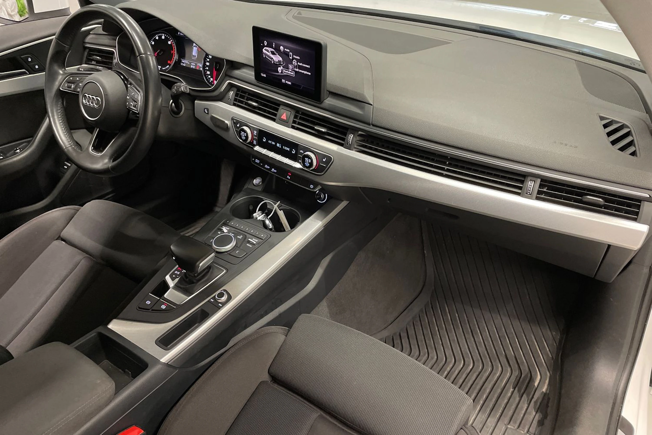 valkoinen Audi A4 2018 kuva 28.