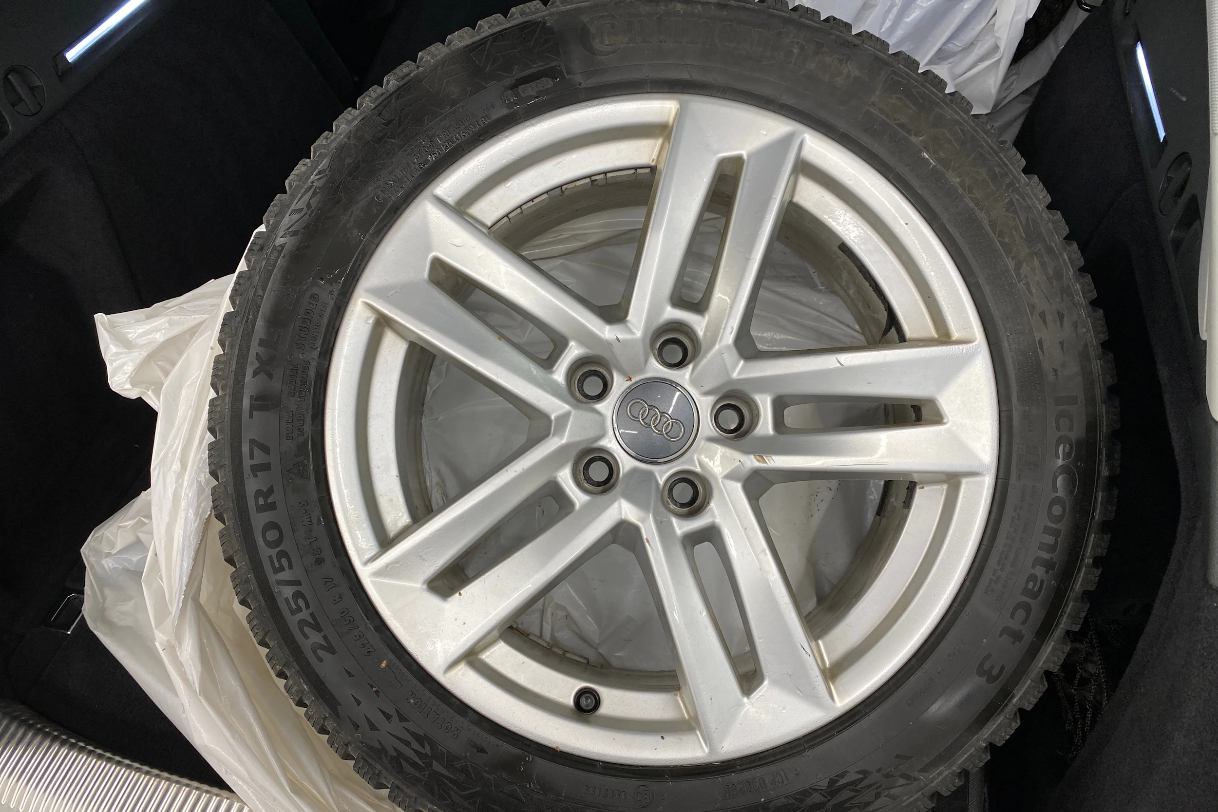 Musta Audi A4 2019 kuva 27.