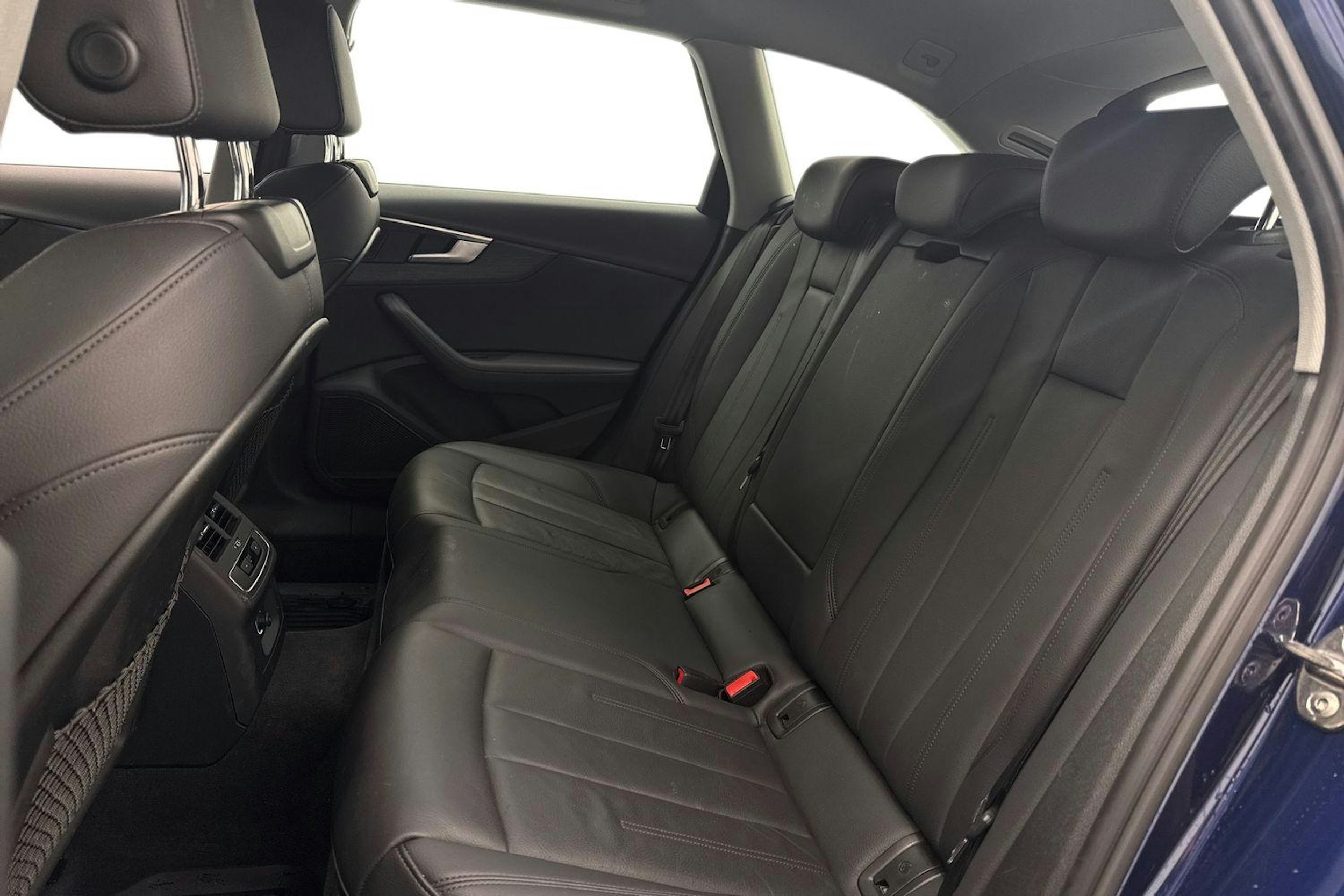 Sininen Audi A4 2019 kuva 10.