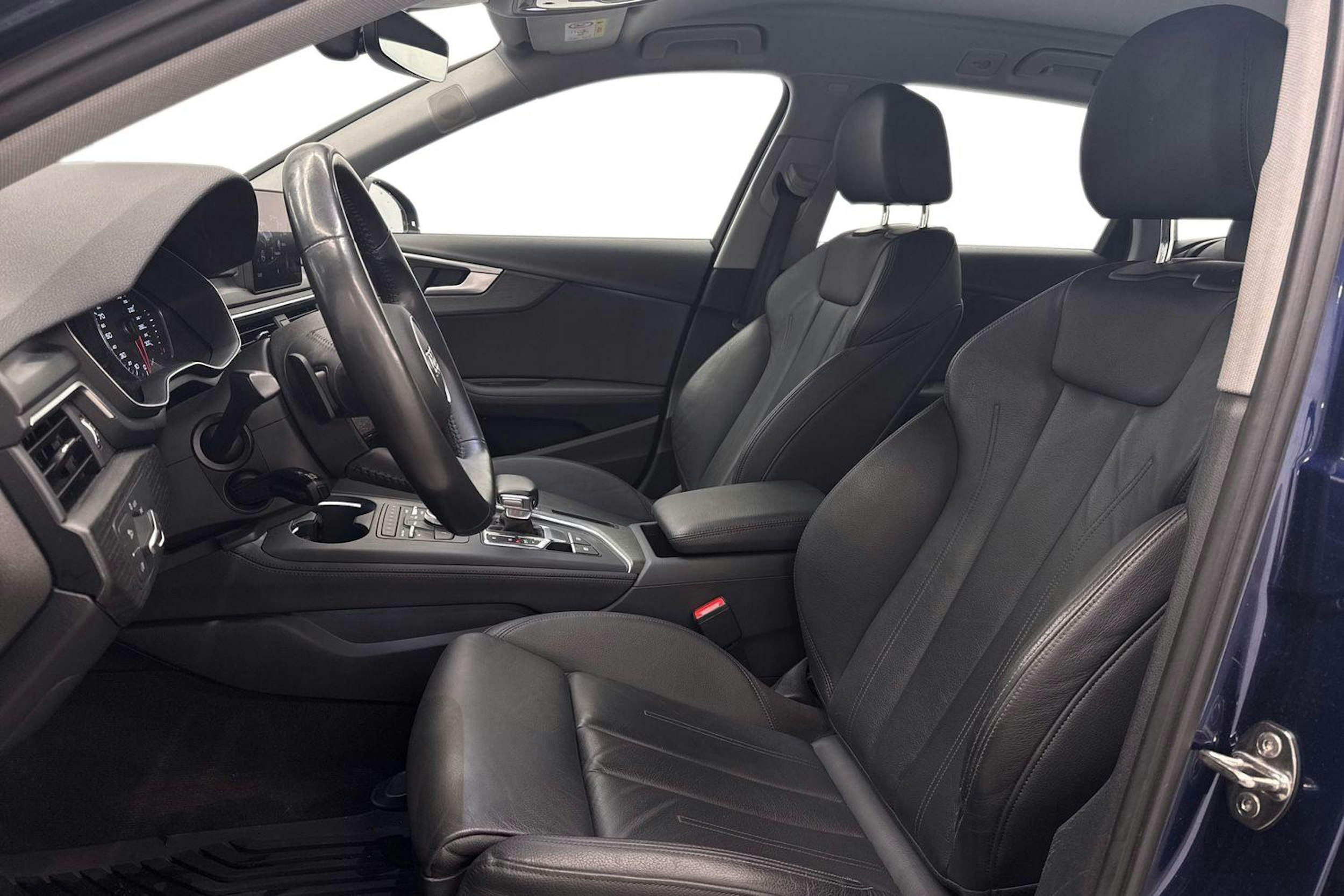 Sininen Audi A4 2019 kuva 11.