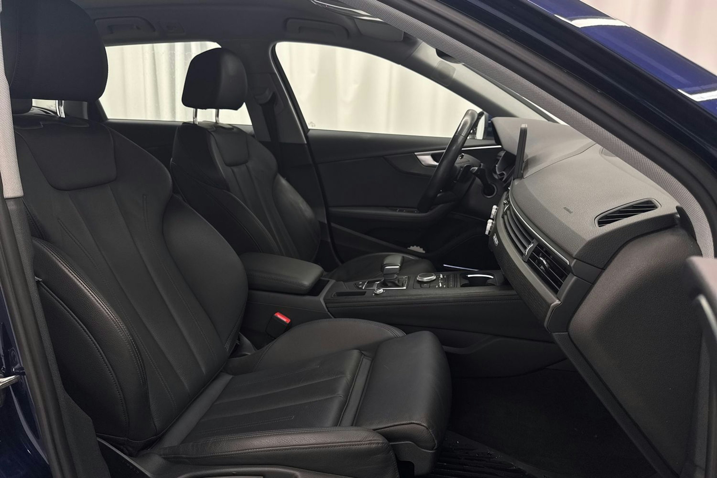 Sininen Audi A4 2019 kuva 13.