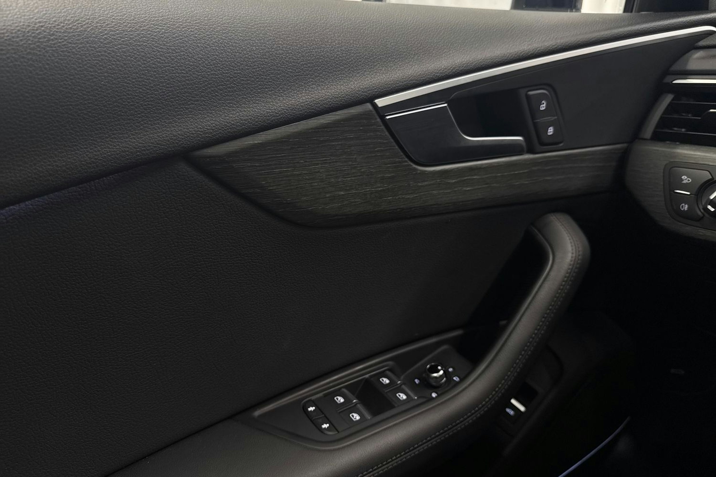 Sininen Audi A4 2019 kuva 18.
