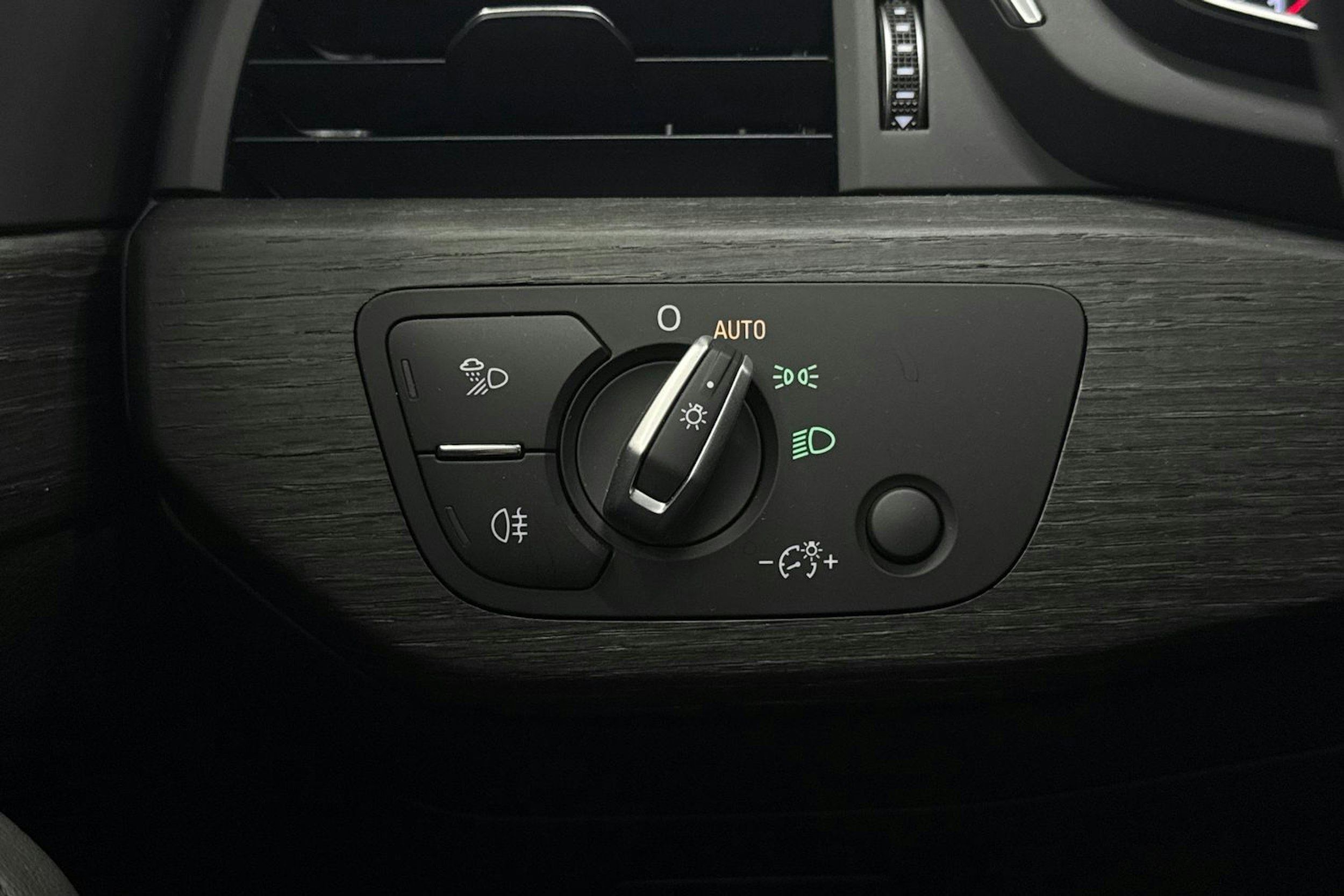 Sininen Audi A4 2019 kuva 20.