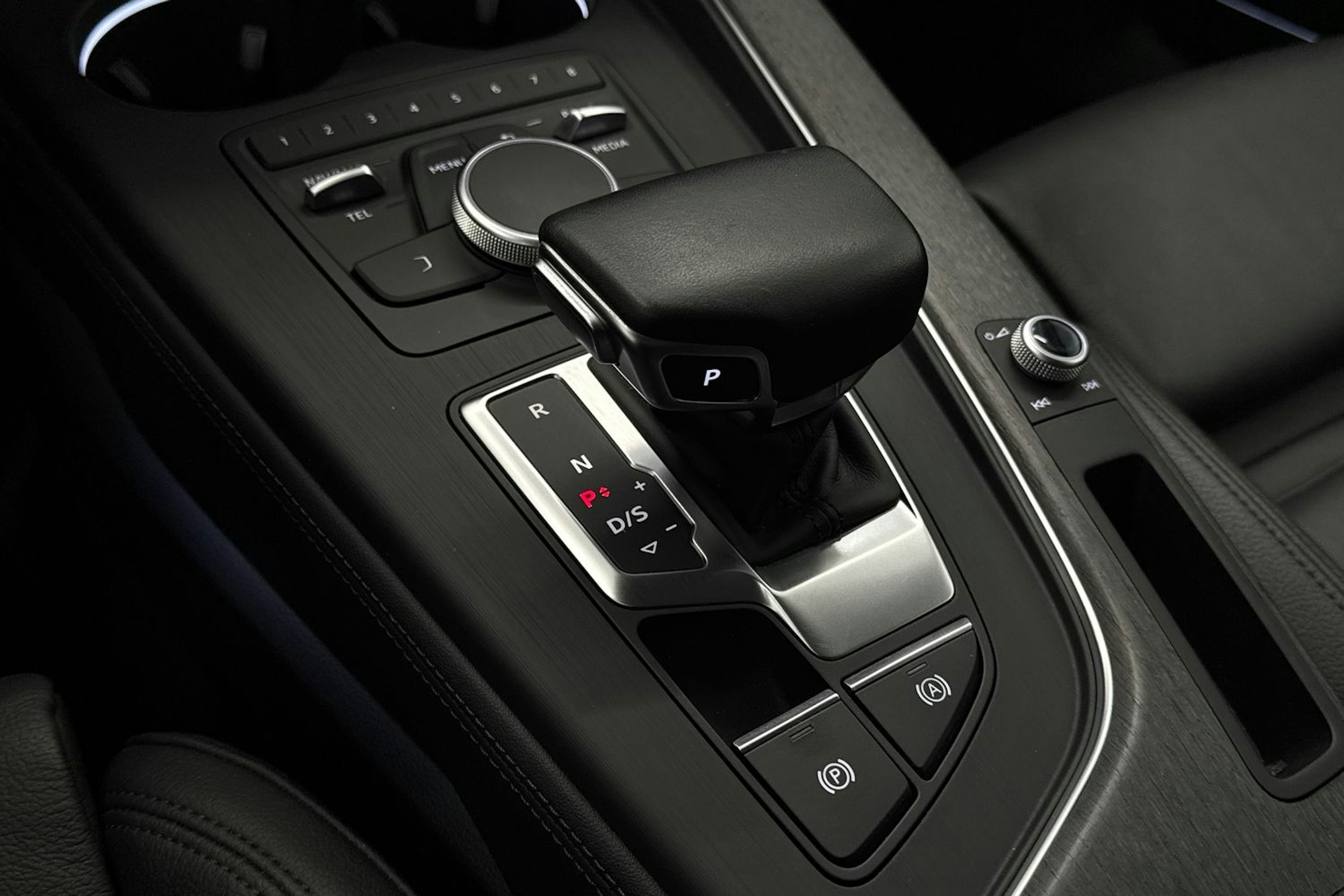 Sininen Audi A4 2019 kuva 21.