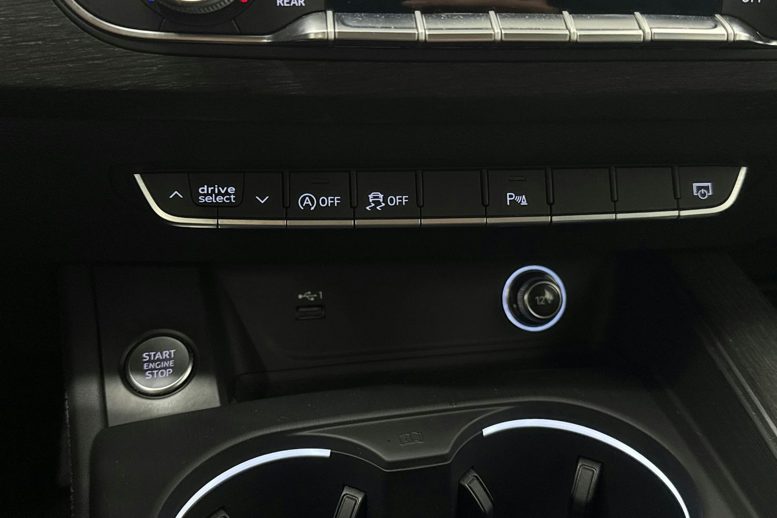 Sininen Audi A4 2019 kuva 23.