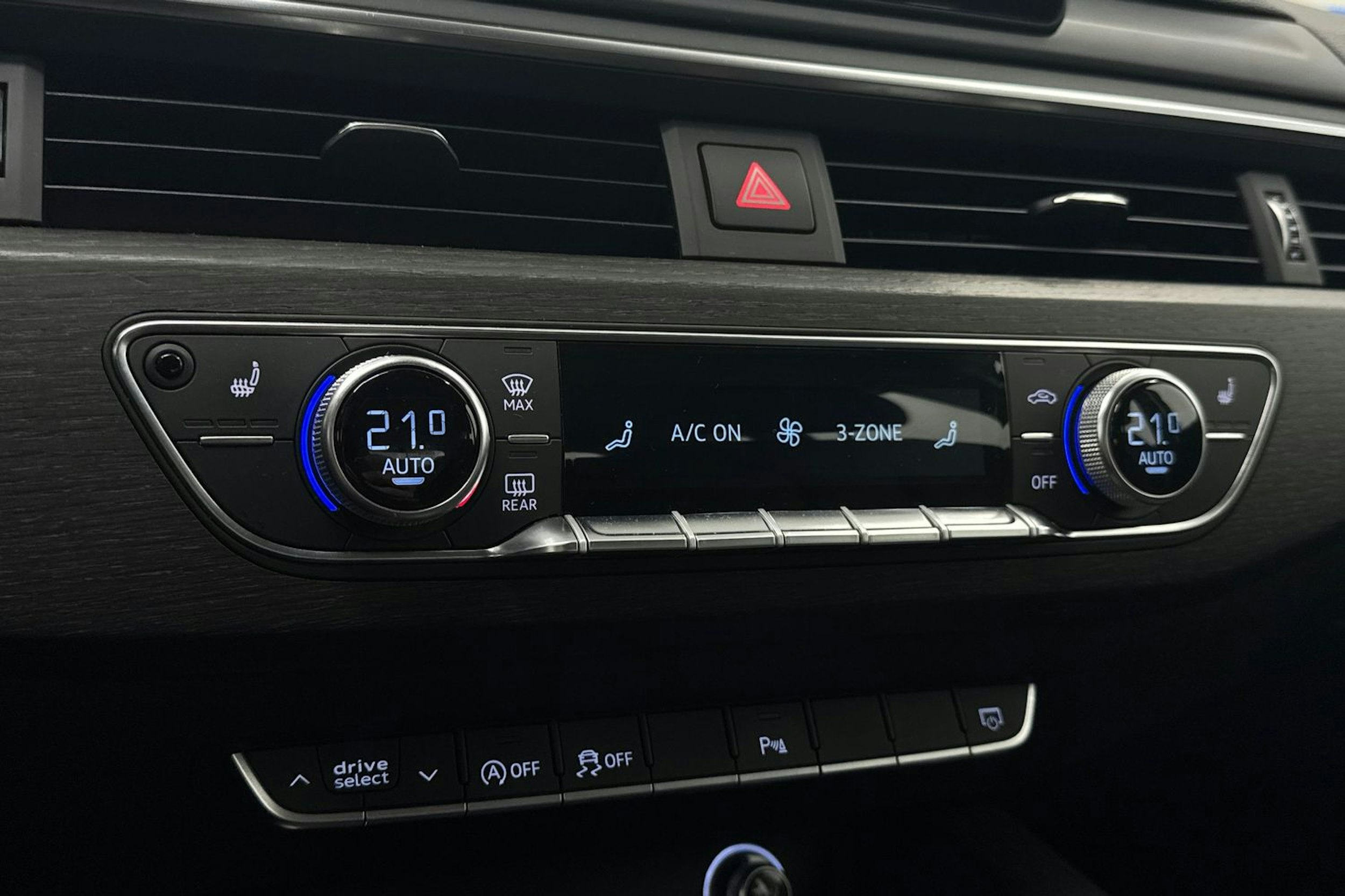 Sininen Audi A4 2019 kuva 24.