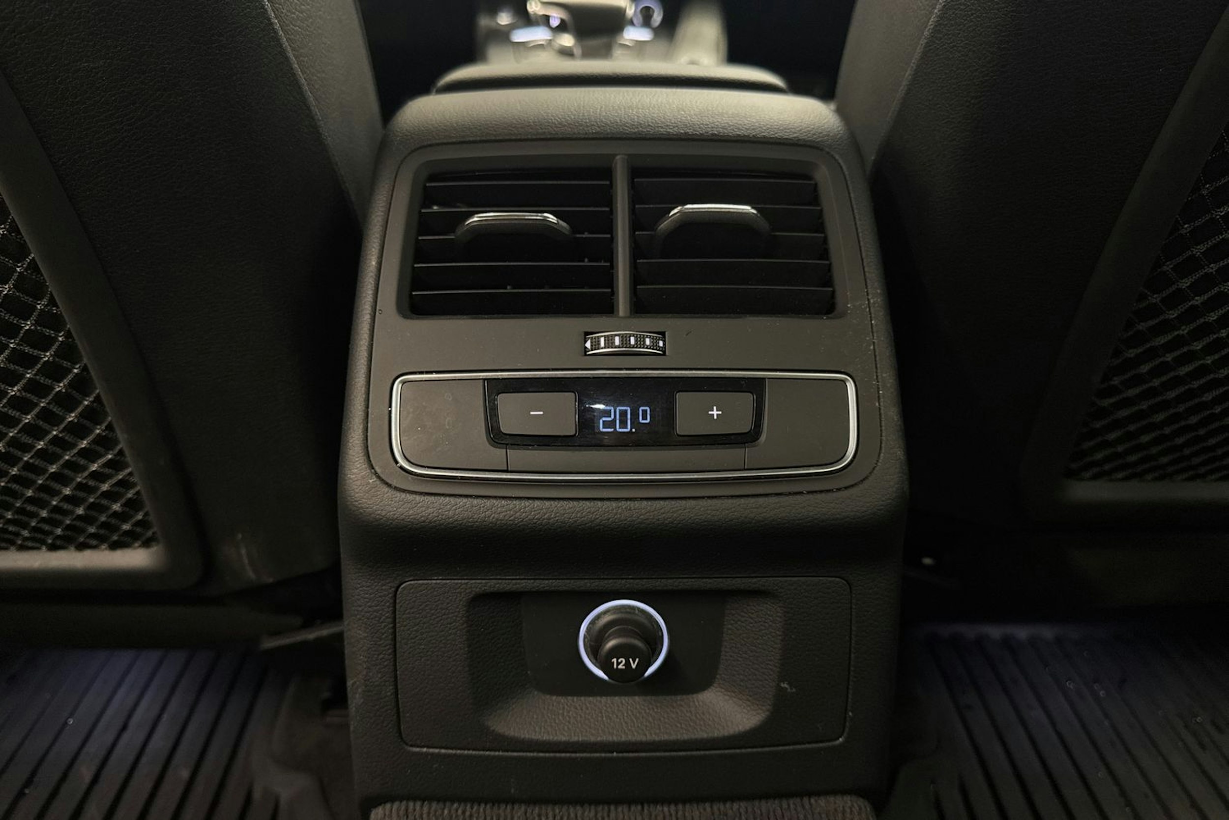Sininen Audi A4 2019 kuva 34.