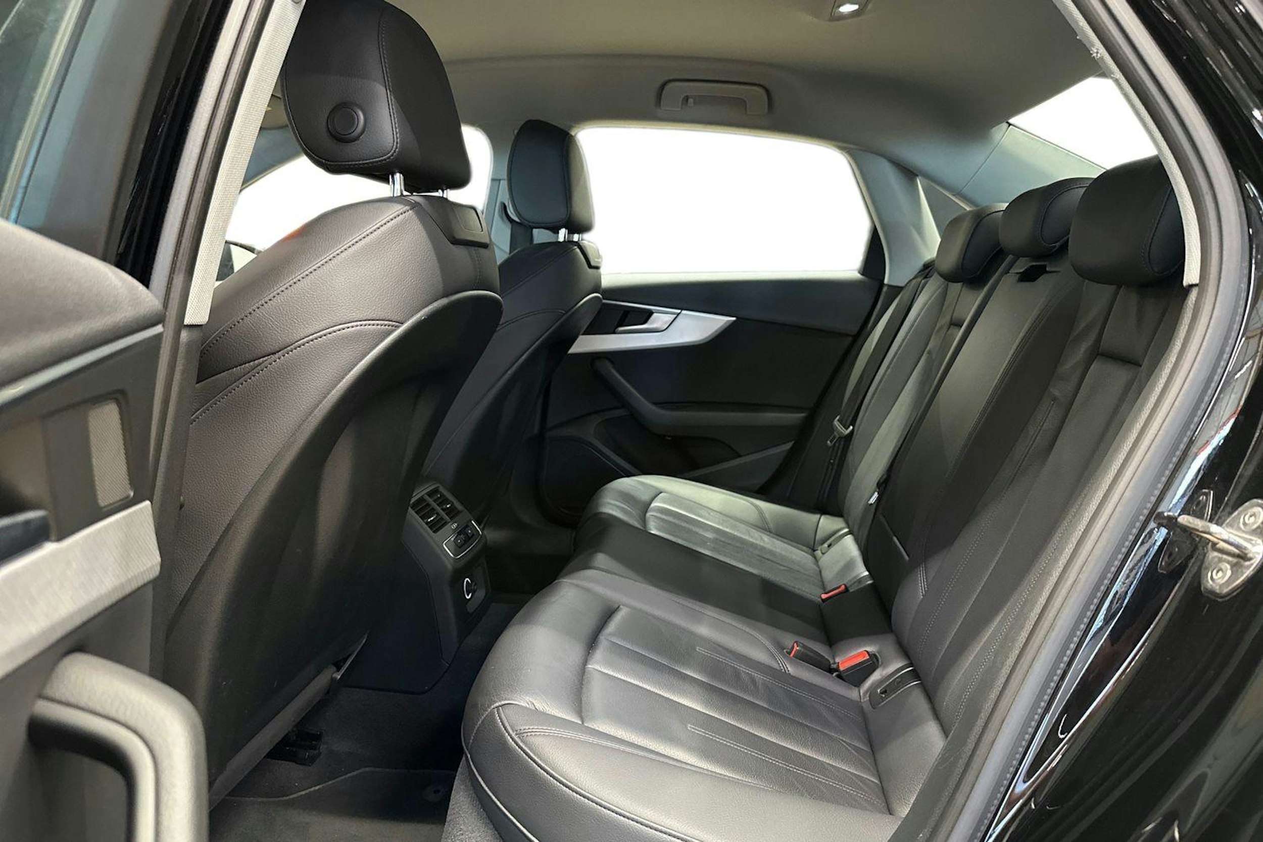 musta Audi A4 2019 kuva 10.