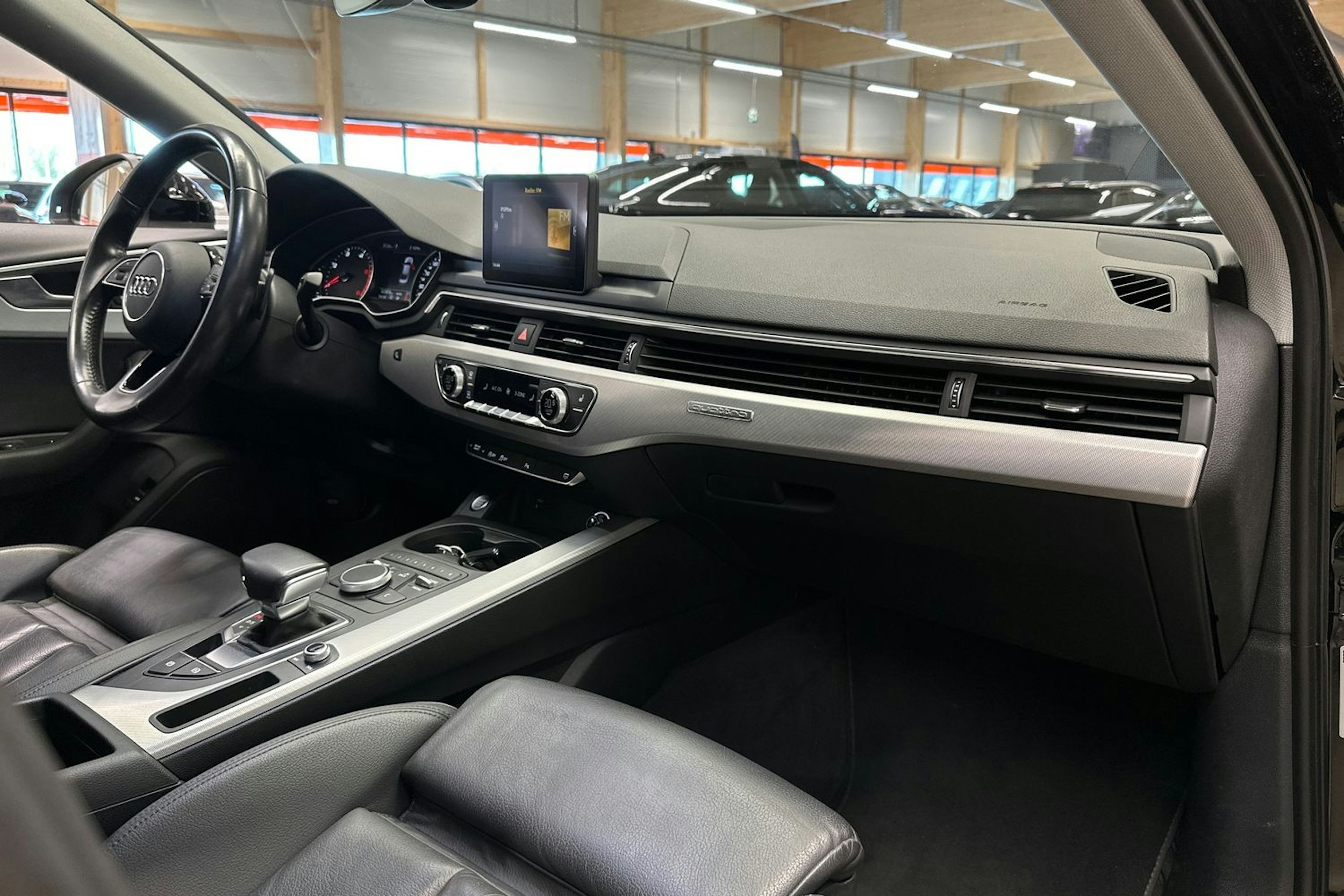 musta Audi A4 2019 kuva 14.